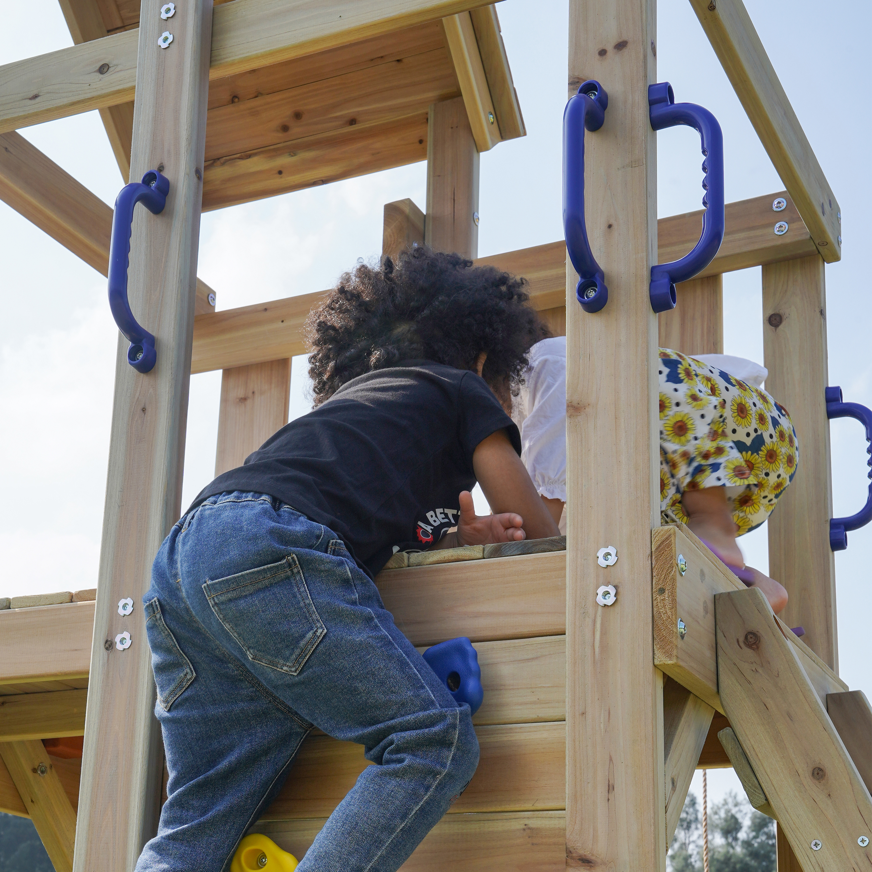 AXI Moos Aire de jeux avec balançoire double et échelle en corde marron - toboggan vert