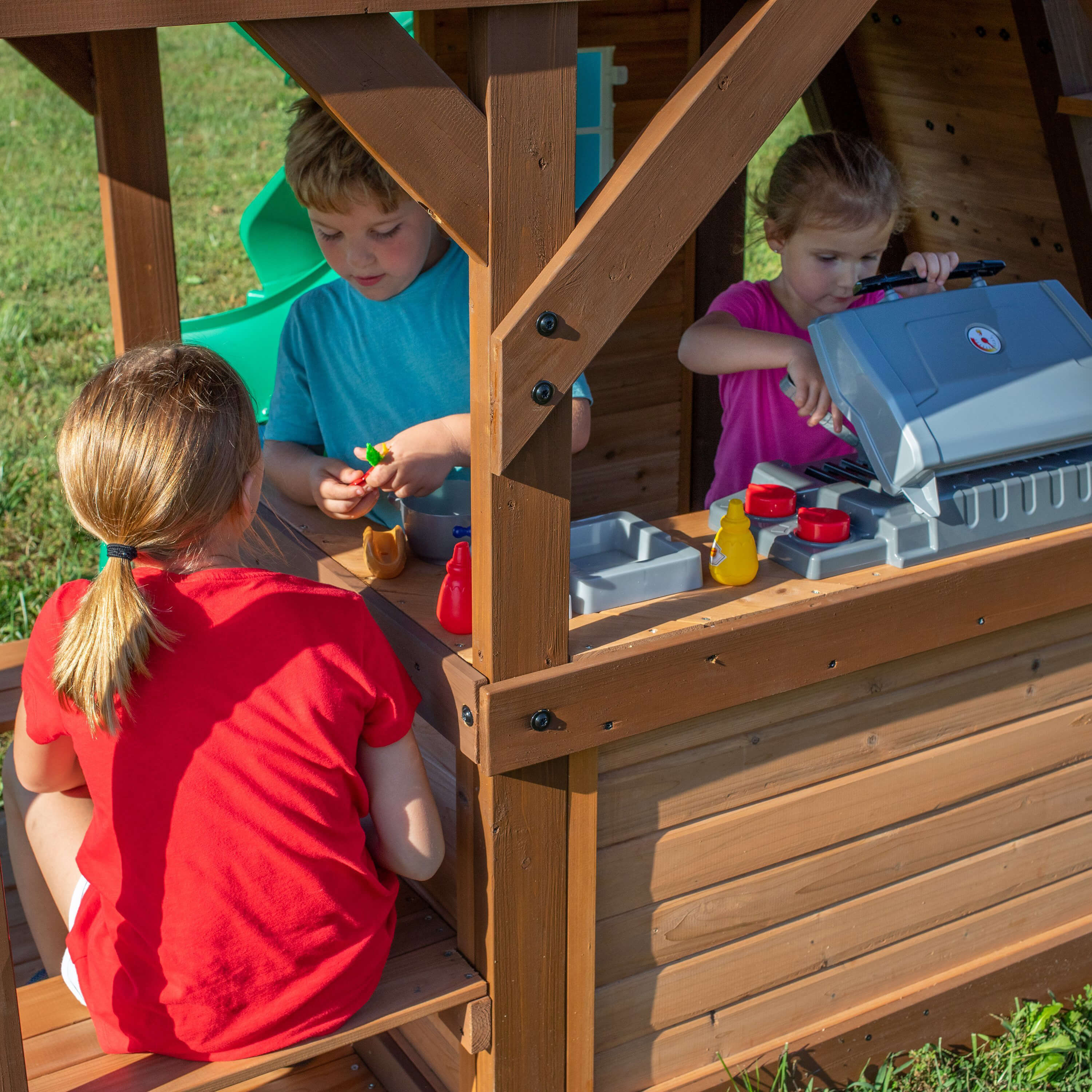 Backyard Discovery Cedar Cover Aire de jeux avec balançoires, toboggans et tour de guet