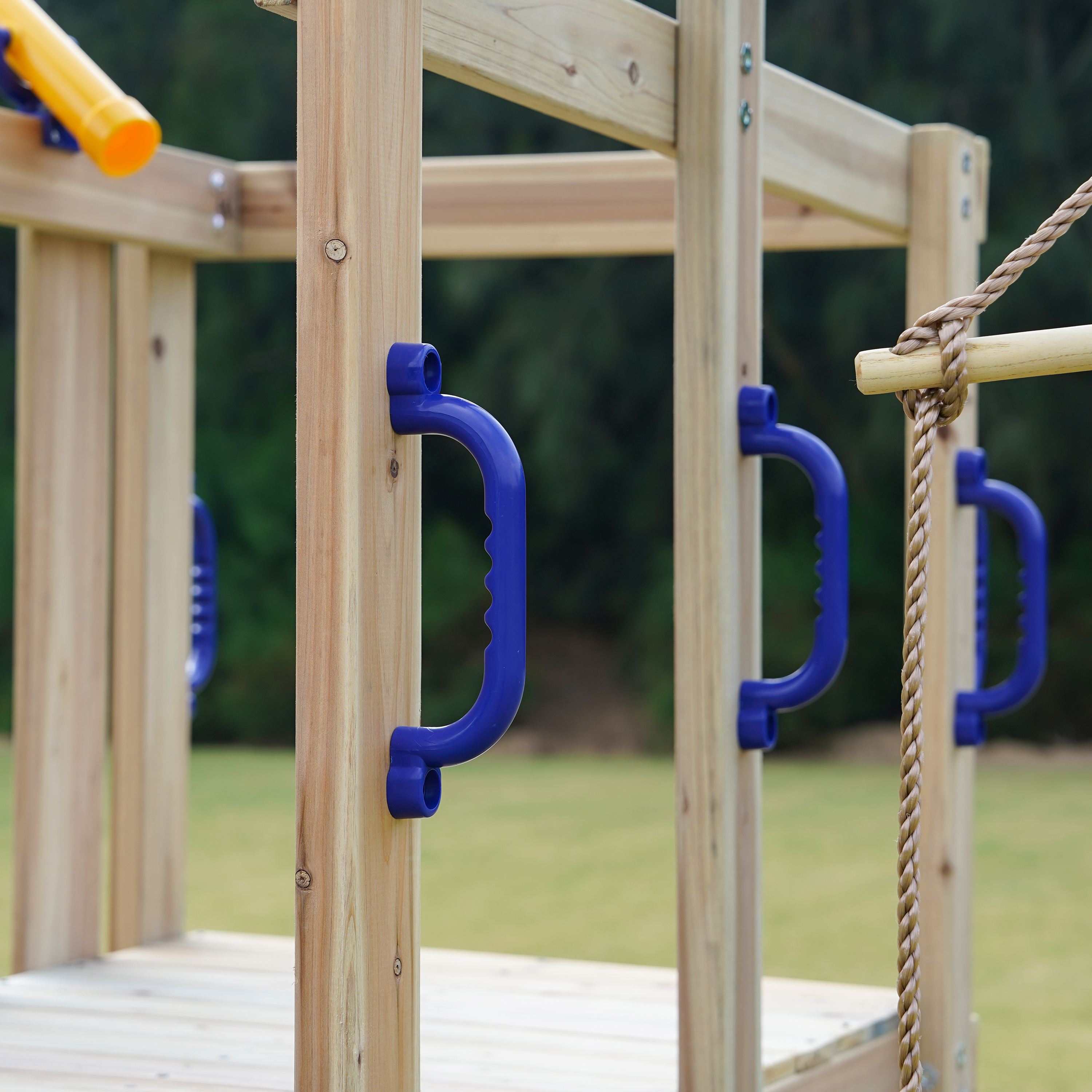 AXI Moos Aire de jeux avec balançoire double et échelle en corde marron - toboggan vert