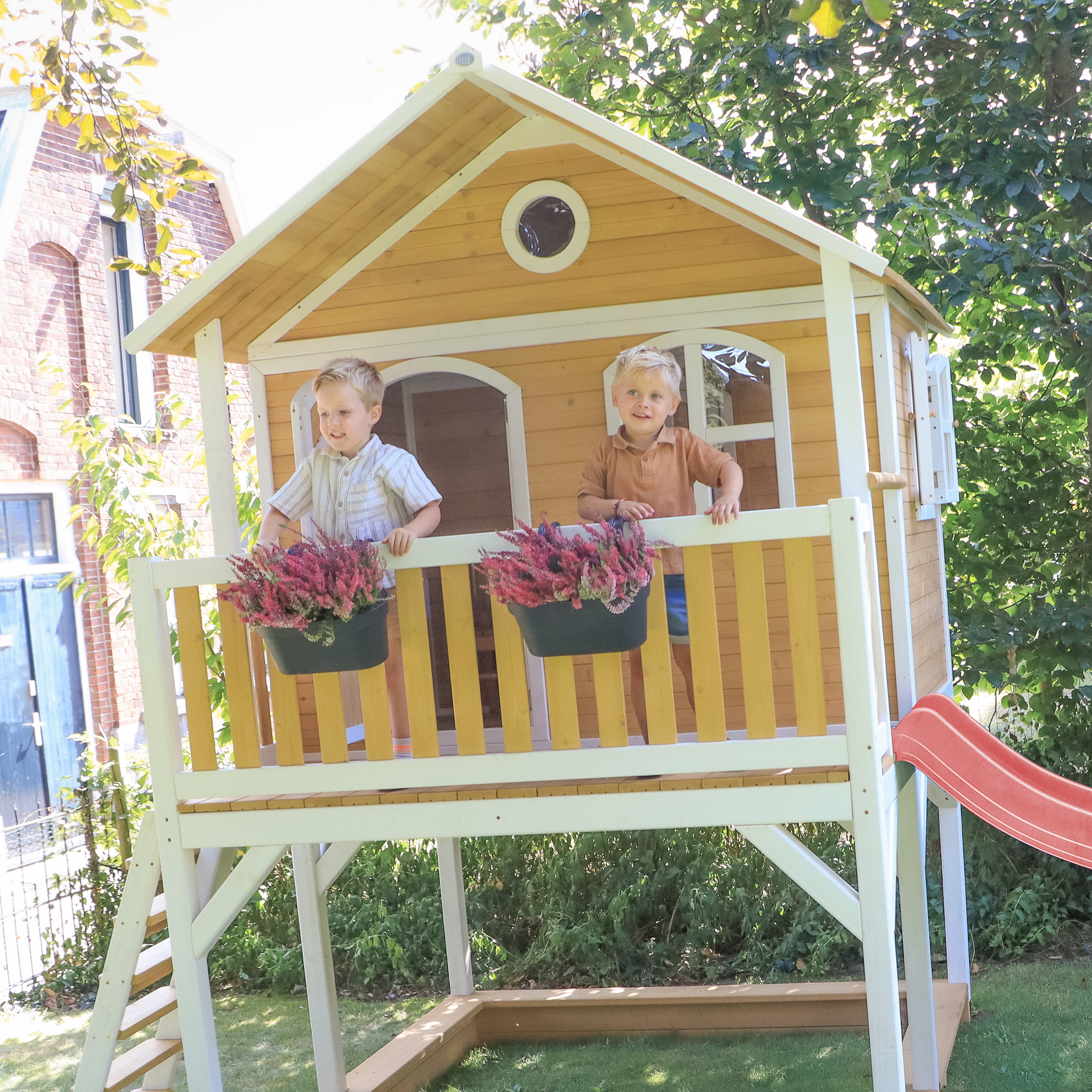 AXI Marc Playhouse Brown/White - Red Slide