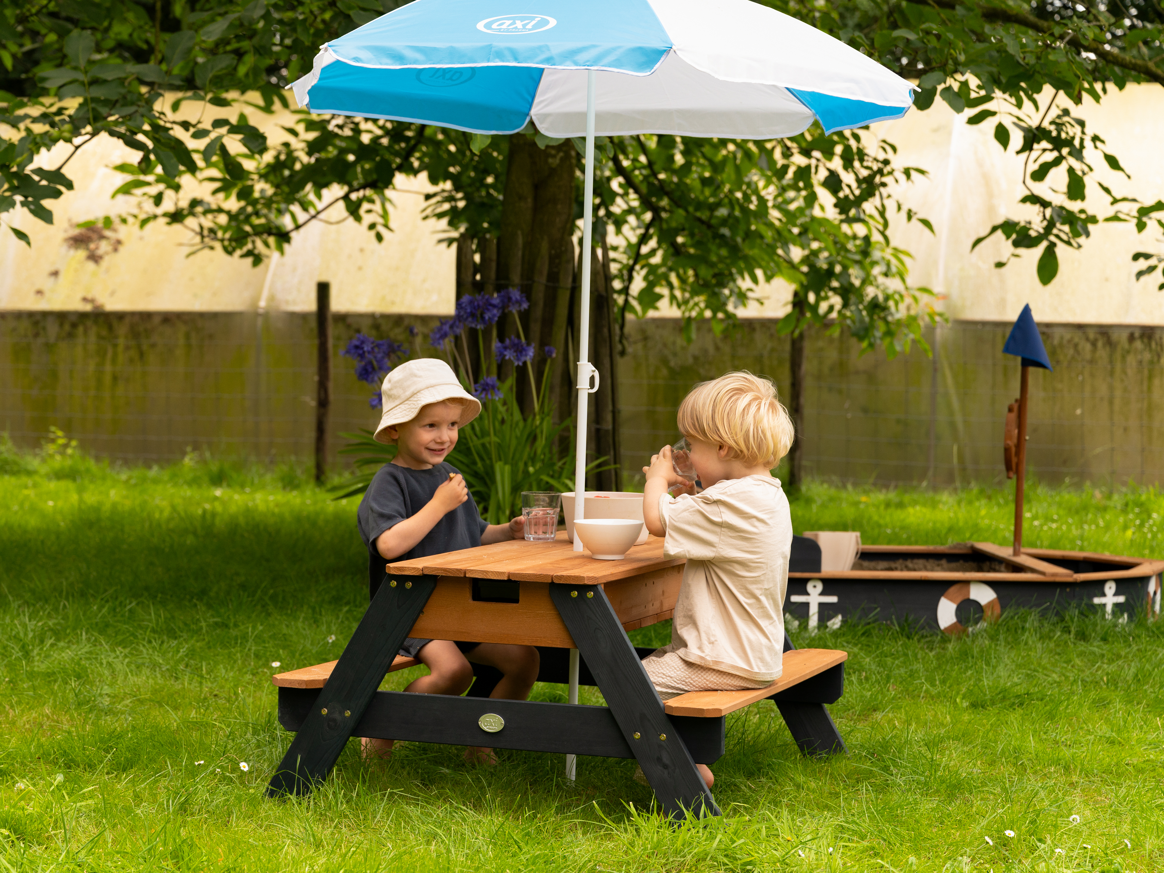 AXI Nick Table pique nique Sable et eau Anthracite/Marron - Parasol Bleu/Blanc