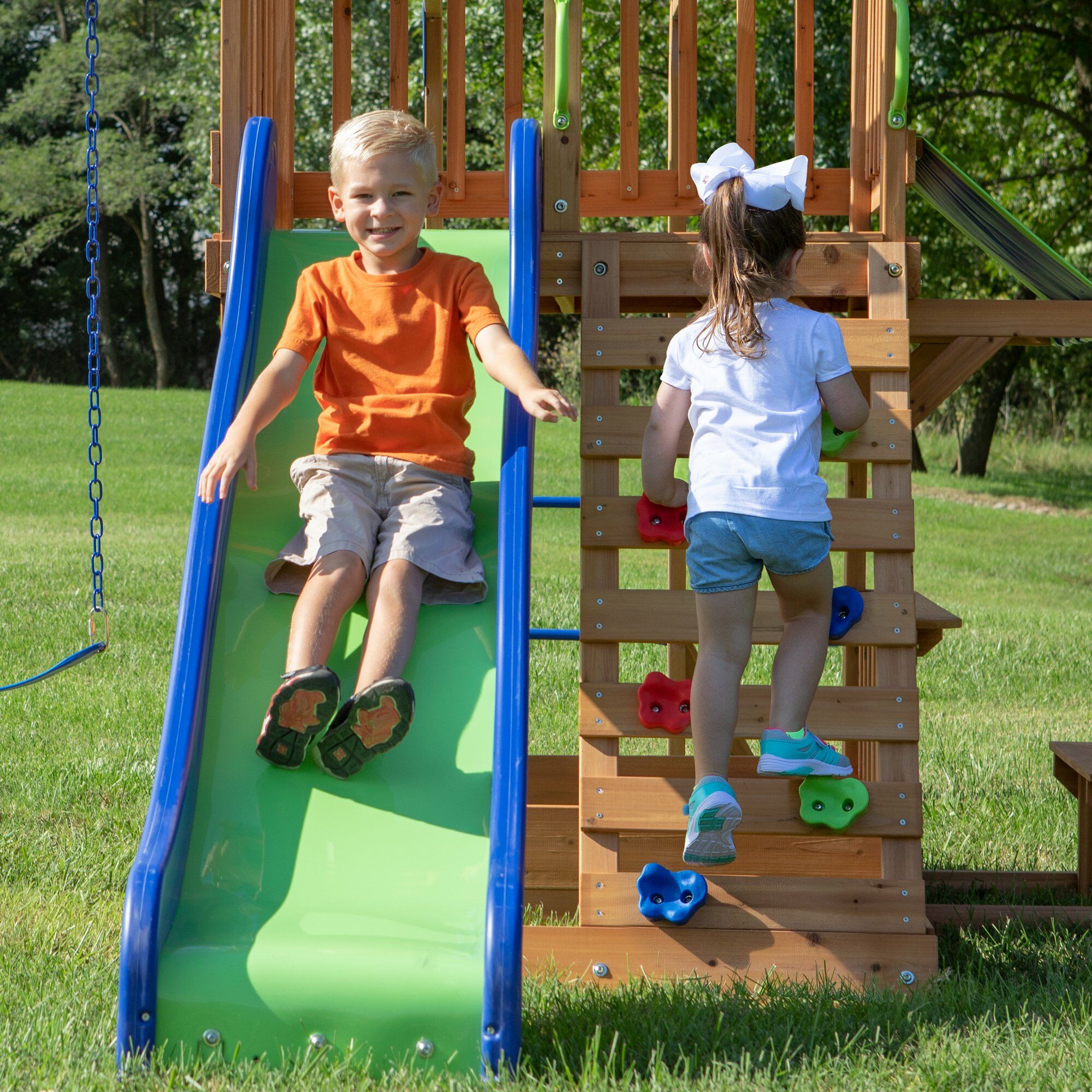 Backyard Discovery Northbrook Aire de jeux en Bois avec Balançoires et Toboggan