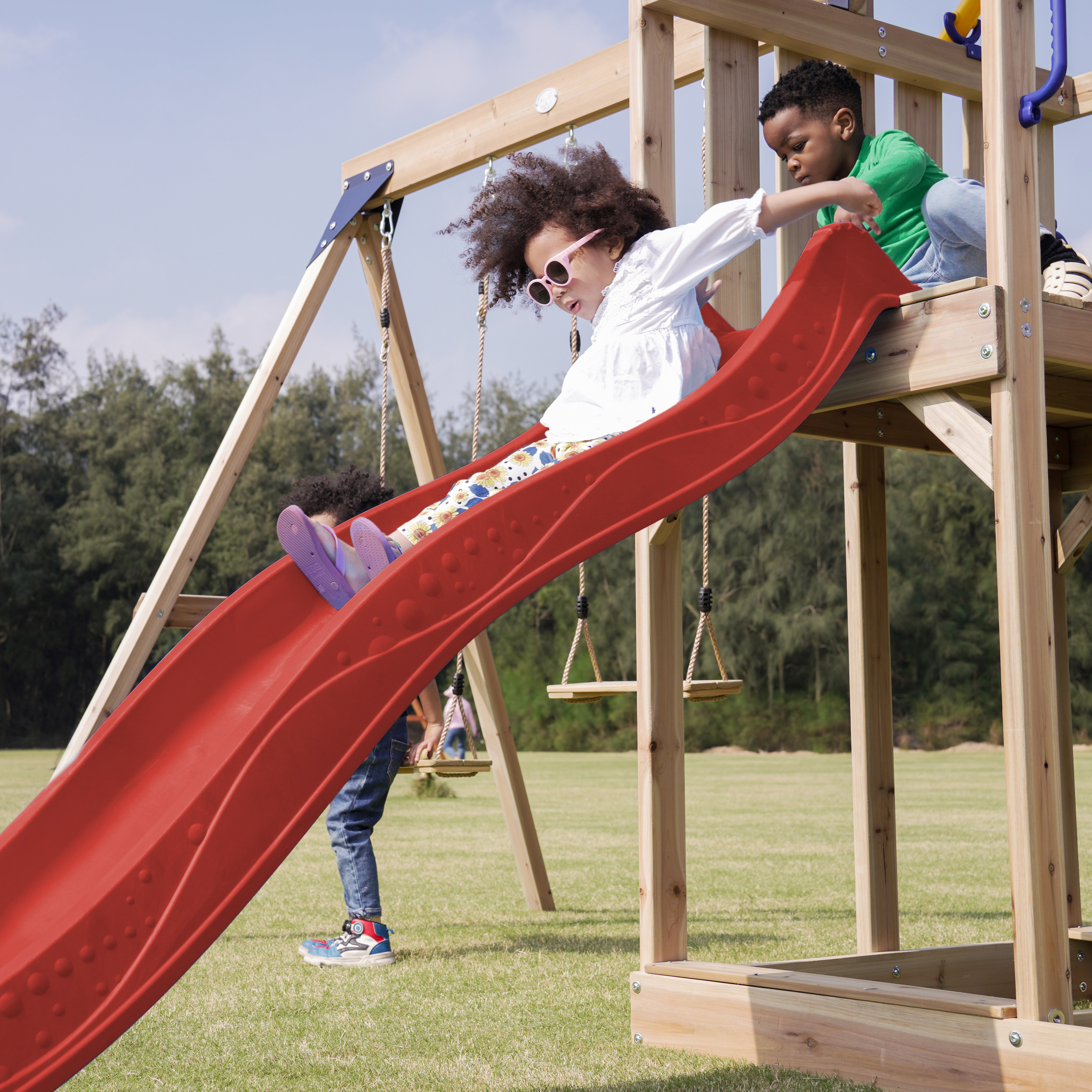 AXI Moos Aire de jeux avec balançoire double et échelle en corde marron - toboggan rouge