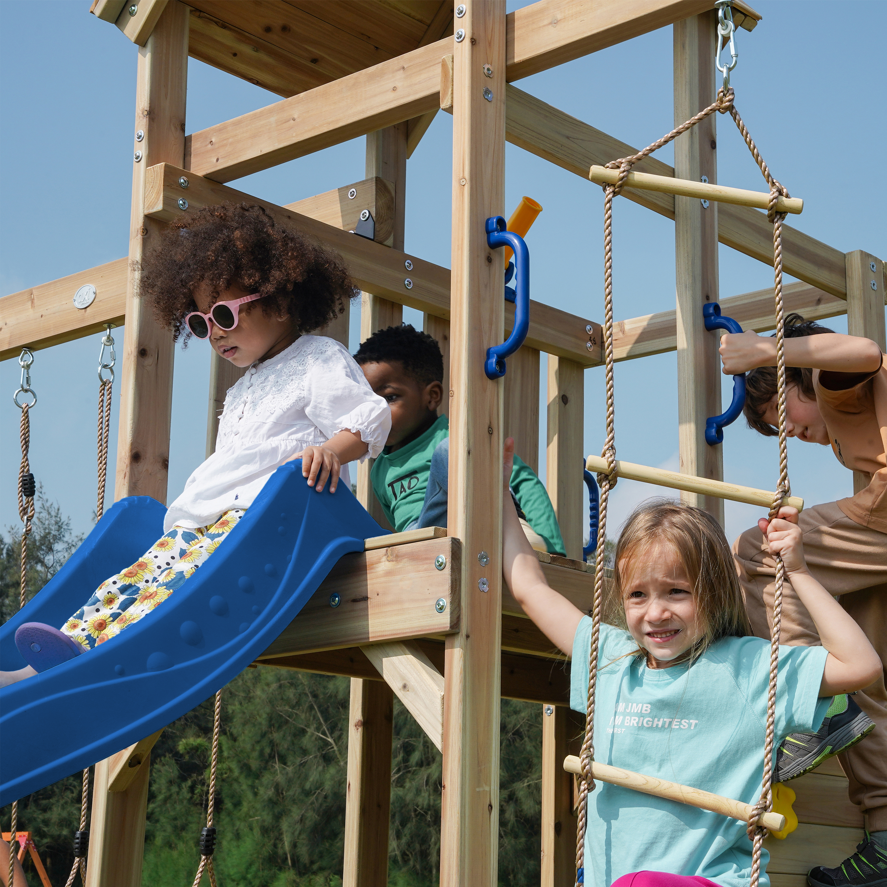 AXI Moos Aire de jeux avec balançoire double et échelle en corde marron - toboggan bleu 