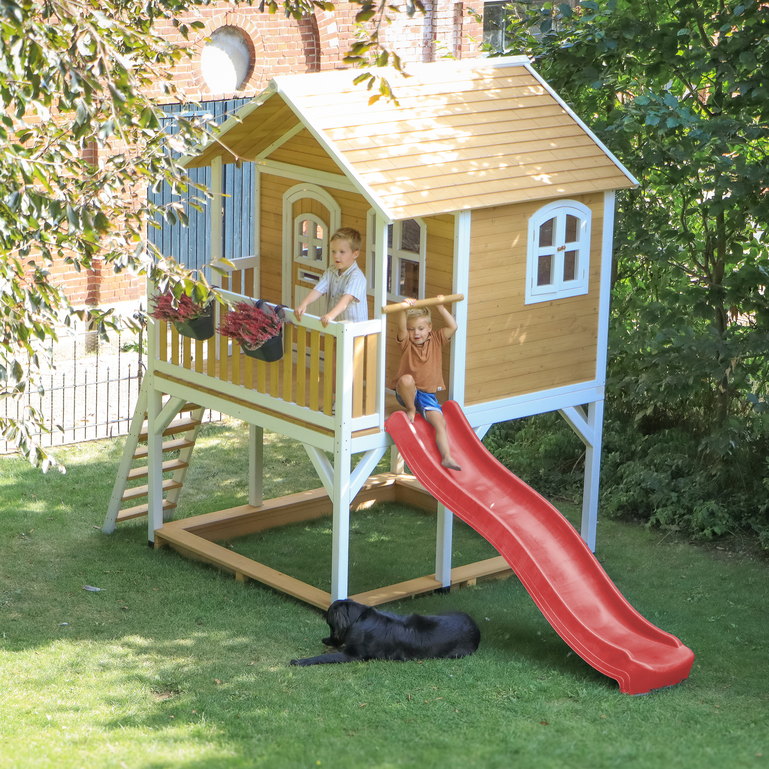 AXI Marc Playhouse Brown/White - Red Slide