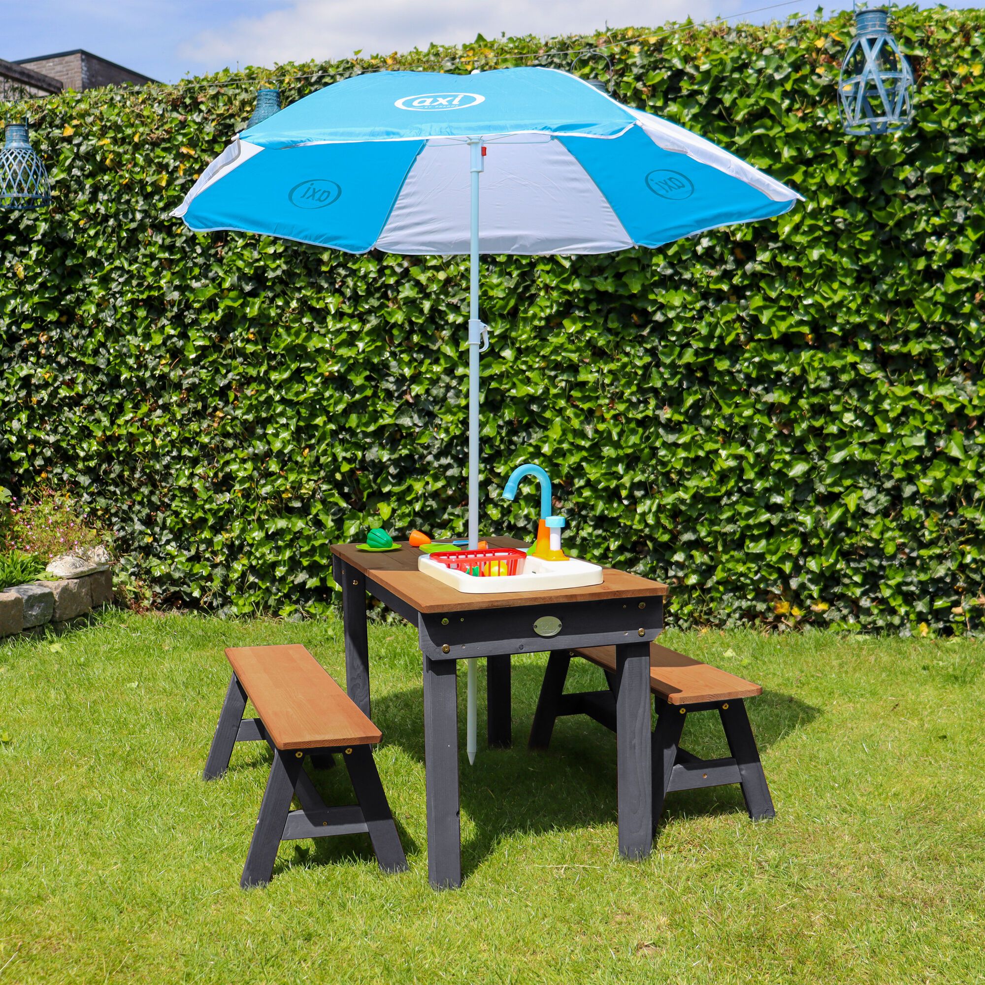 AXI Dennis Table de pique nique Sable et eau Anthracite/Marron avec évier de cuisine et bancs séparés Parasol Bleu/Blanc