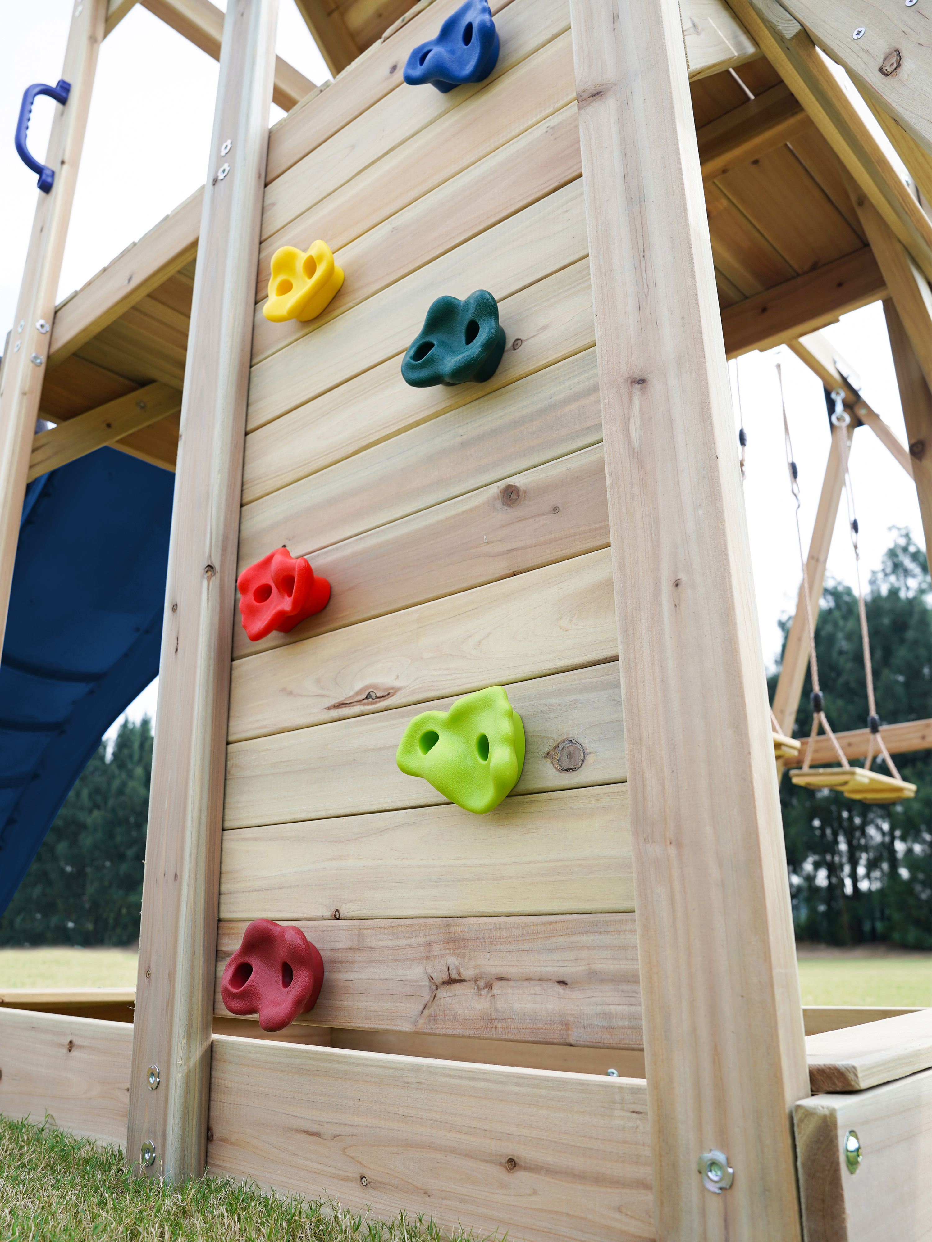 AXI Moos Aire de jeux avec balançoire double et échelle en corde marron - toboggan bleu 