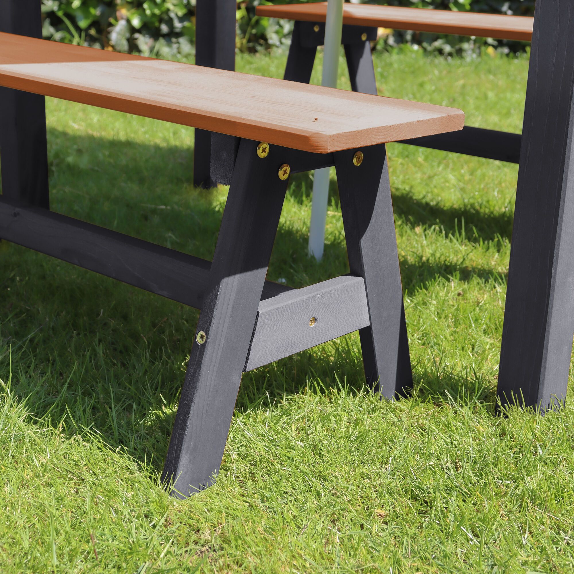 AXI Dennis Table de pique nique Sable et eau Anthracite/Marron avec évier de cuisine et bancs séparés Parasol Bleu/Blanc