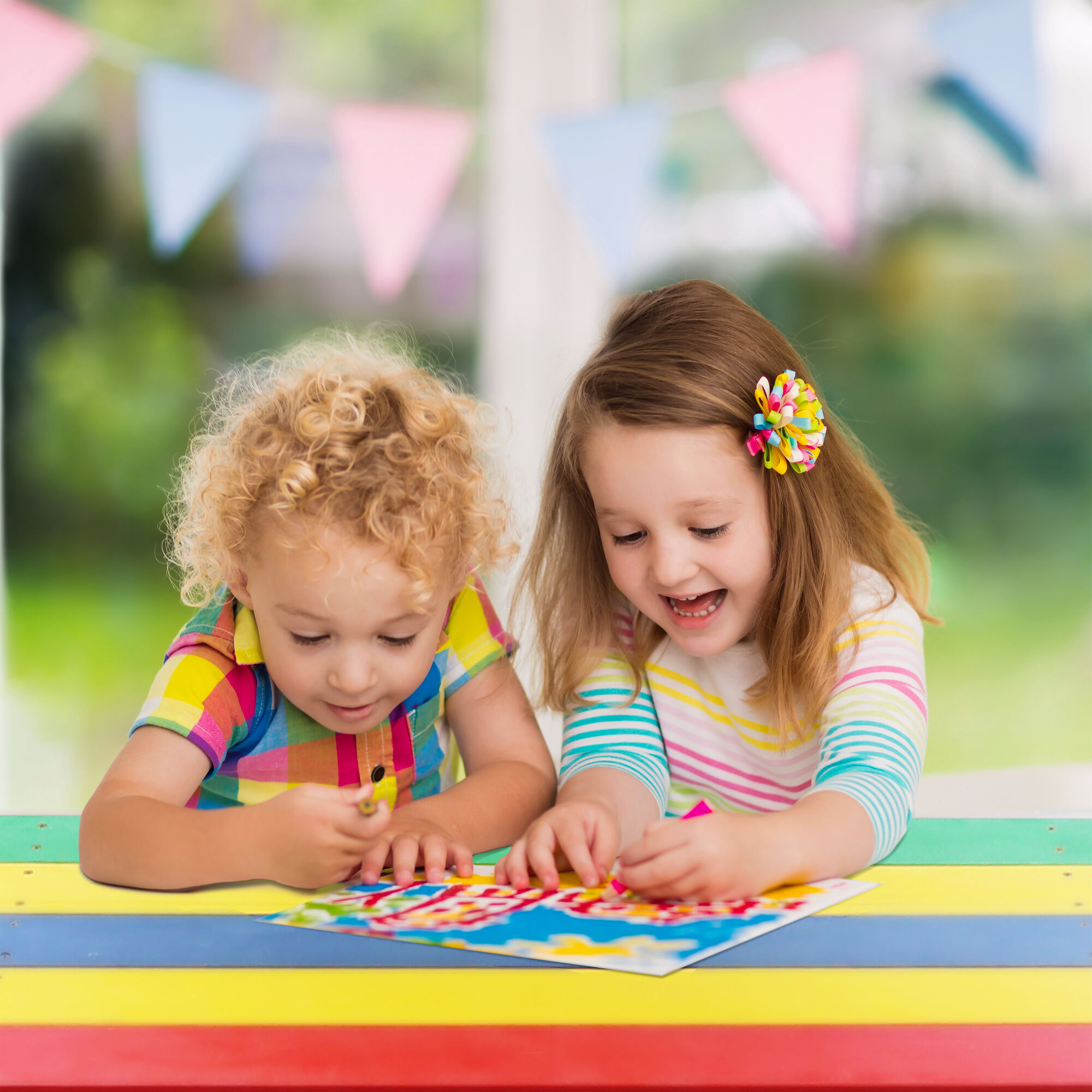 sfeerfoto AXI Nick Picknicktafel Regenboog - Parasol Regenboog