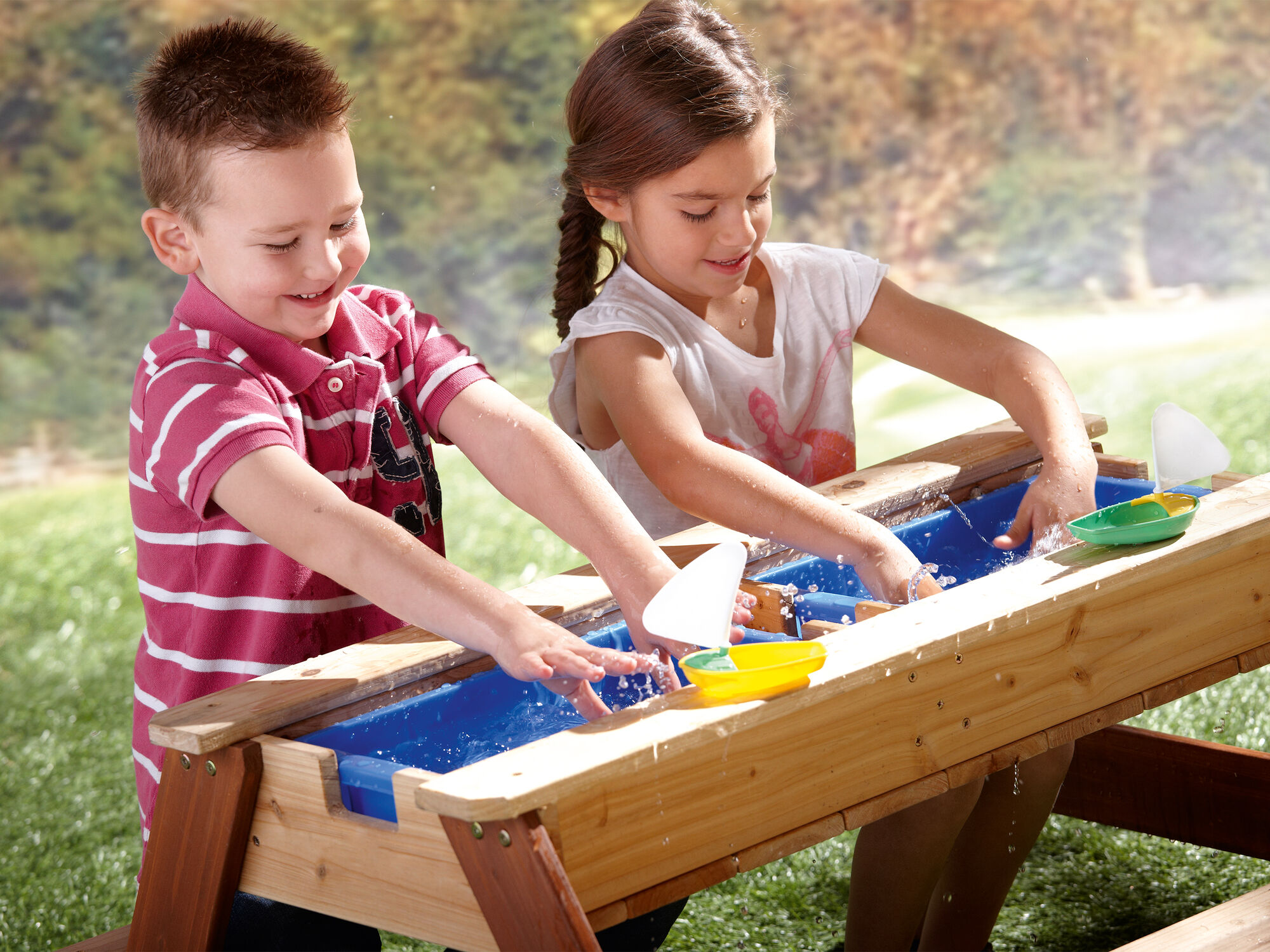 sfeerfoto AXI Nick Zand & Water Picknicktafel Bruin - Parasol Blauw/wit - FSC Hout