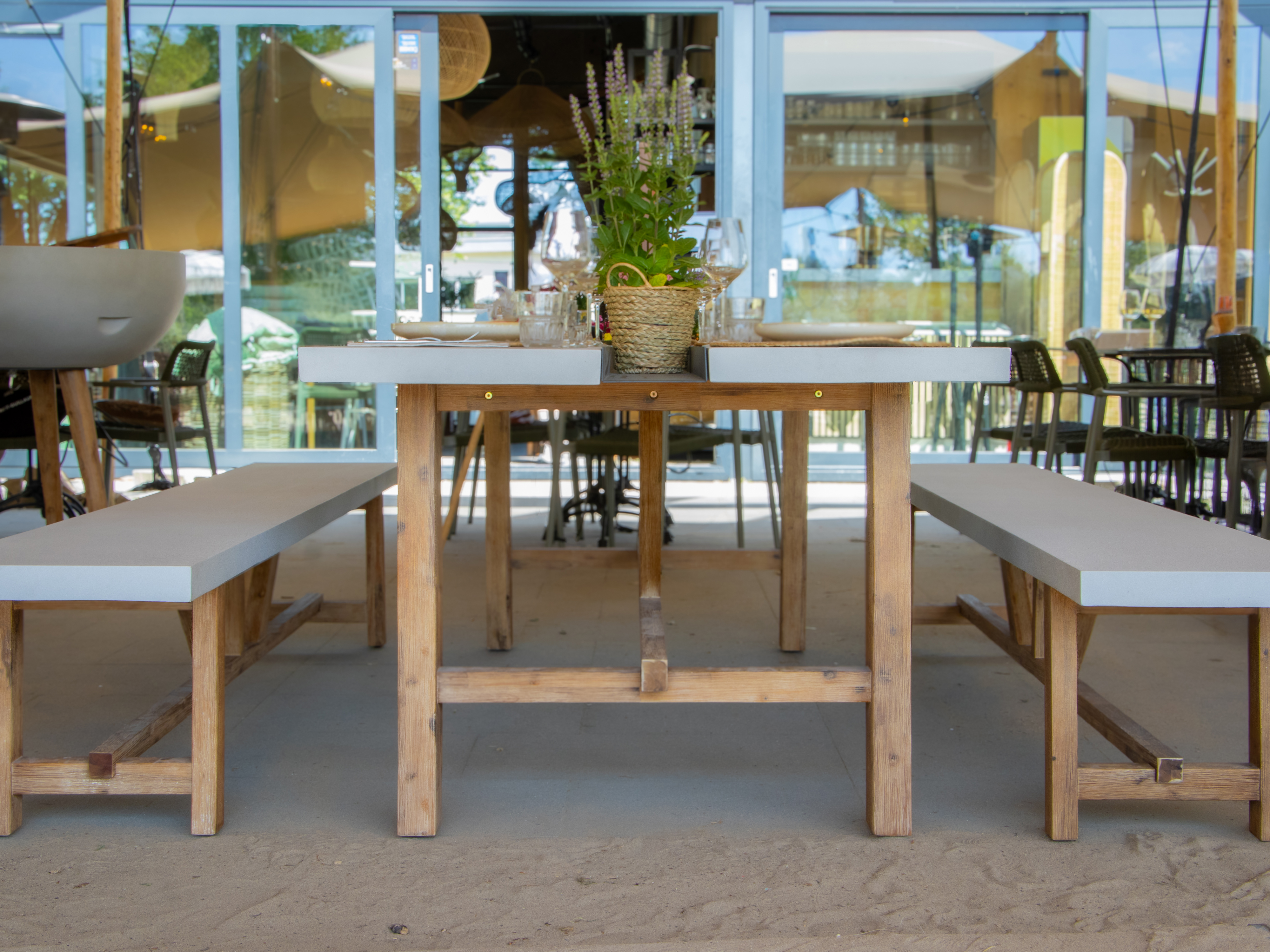 AXI Aaron Garden Set with 2 benches – Acacia wood / Limestone-look