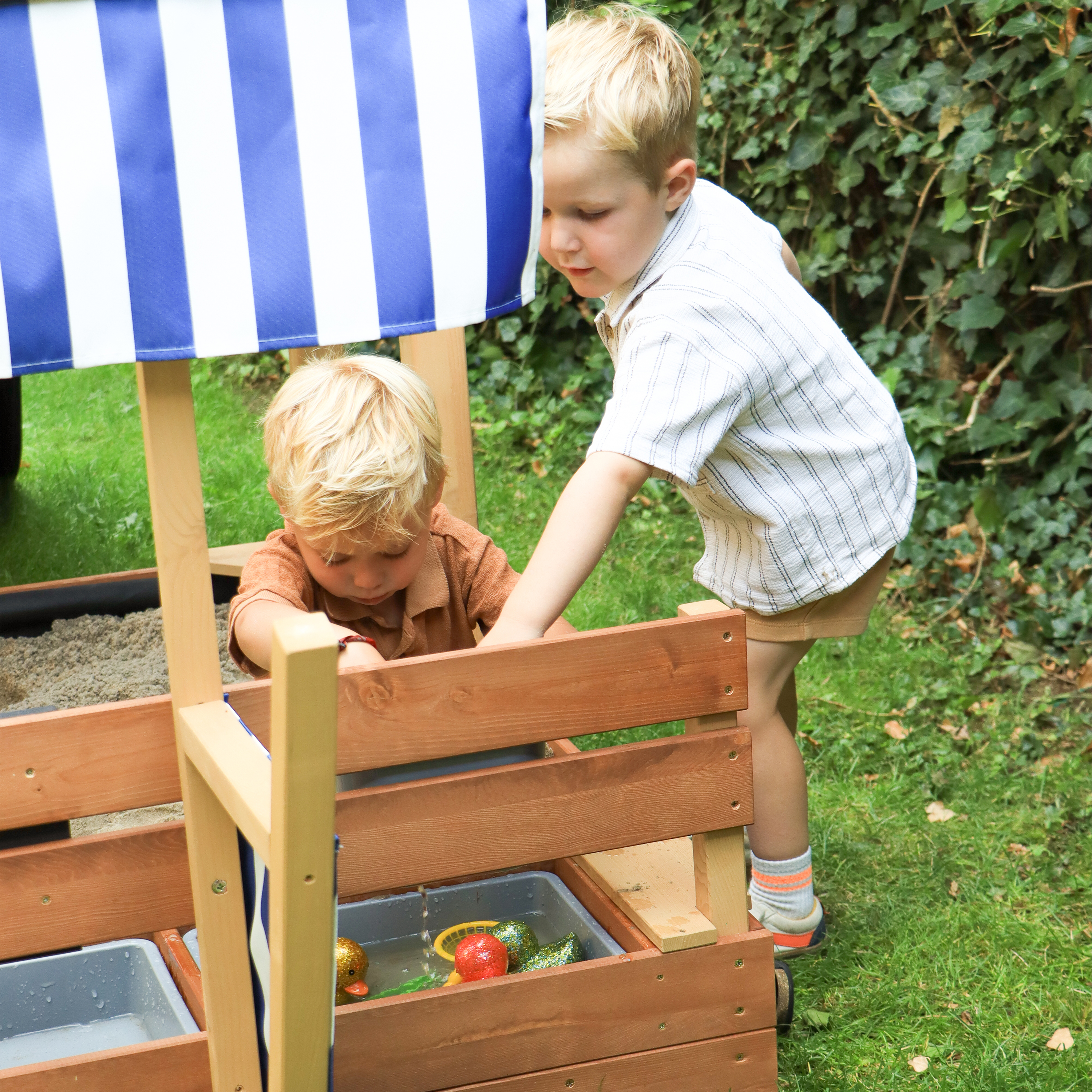 AXI Vicky Climbing Frame with Sandbox. Play Kitchen & Chalkboard – Lime Green Slide