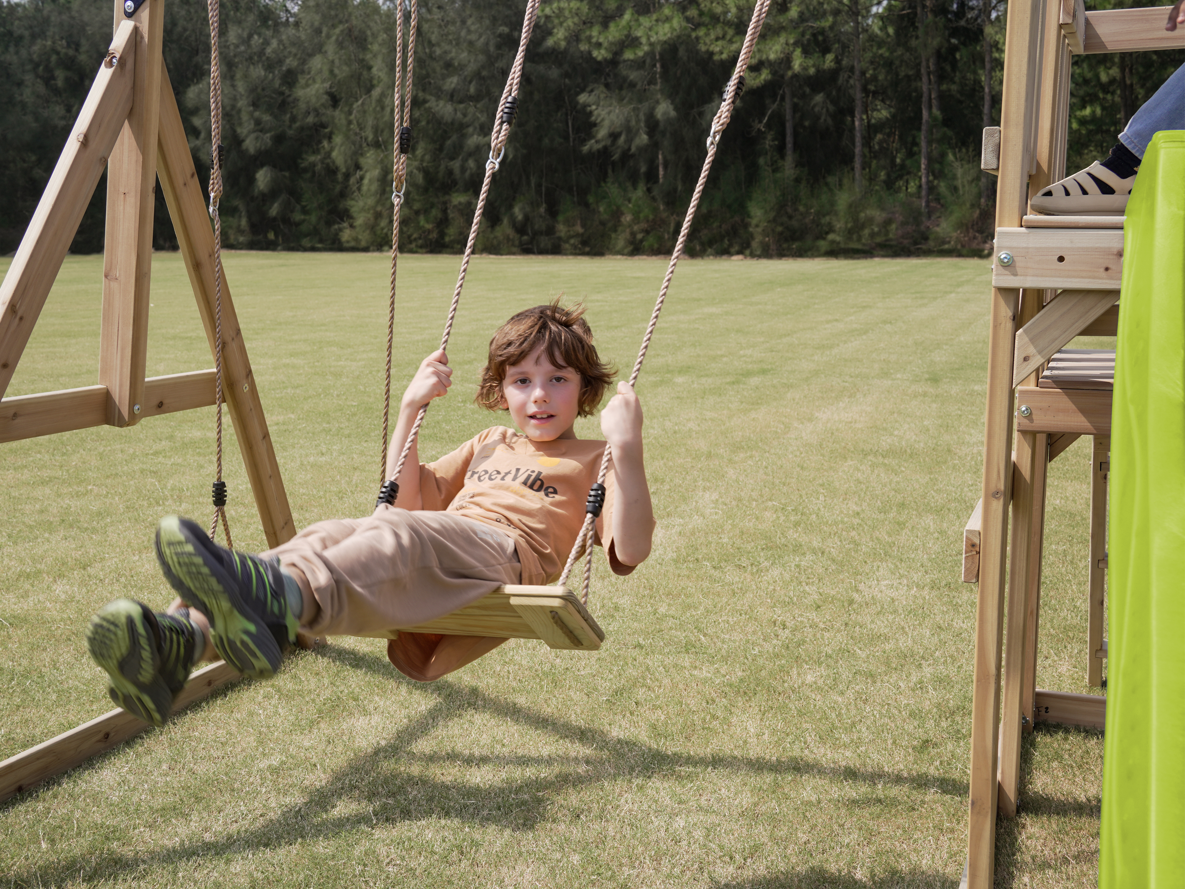 AXI Mette aire de jeux avec double balançoire marron - toboggan vert citron