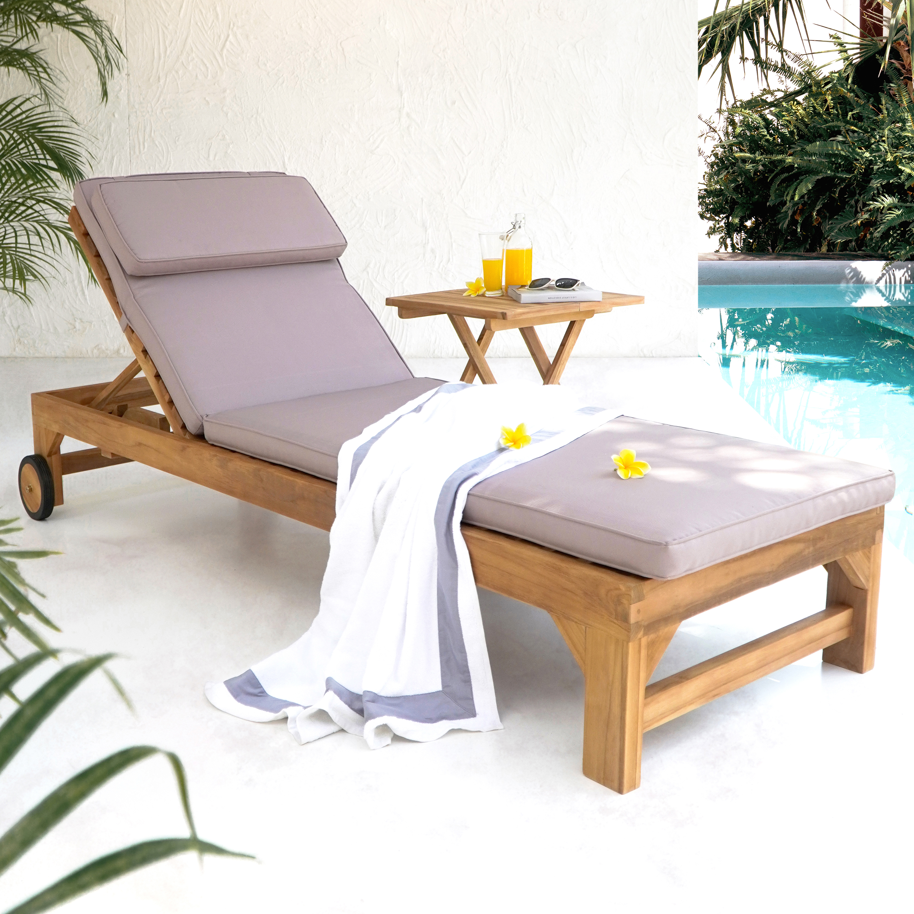 AXI Rama Chaise longue de jardin en teck avec coussins