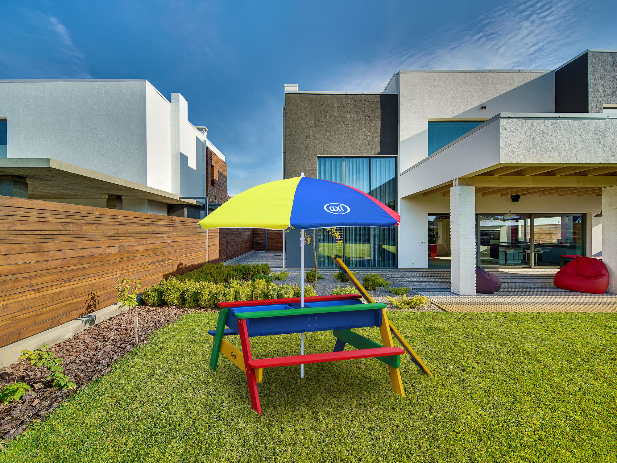 sfeerfoto AXI Nick Zand & Water Picknicktafel Regenboog - Incl. hoogte verstelbare Parasol - FSC 100% Hout