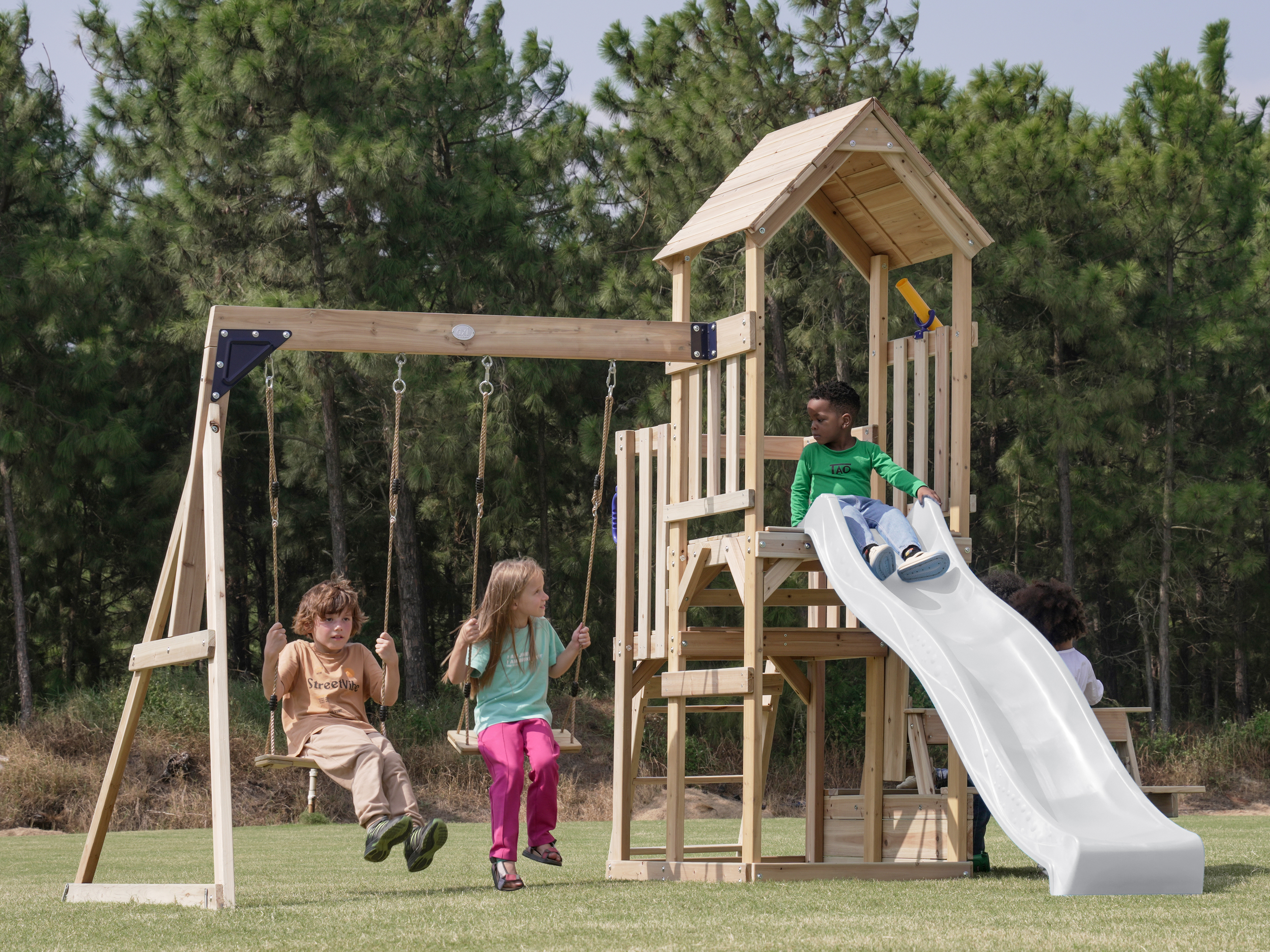 AXI Mette Aire de jeux avec balançoire double marron - blanc toboggan