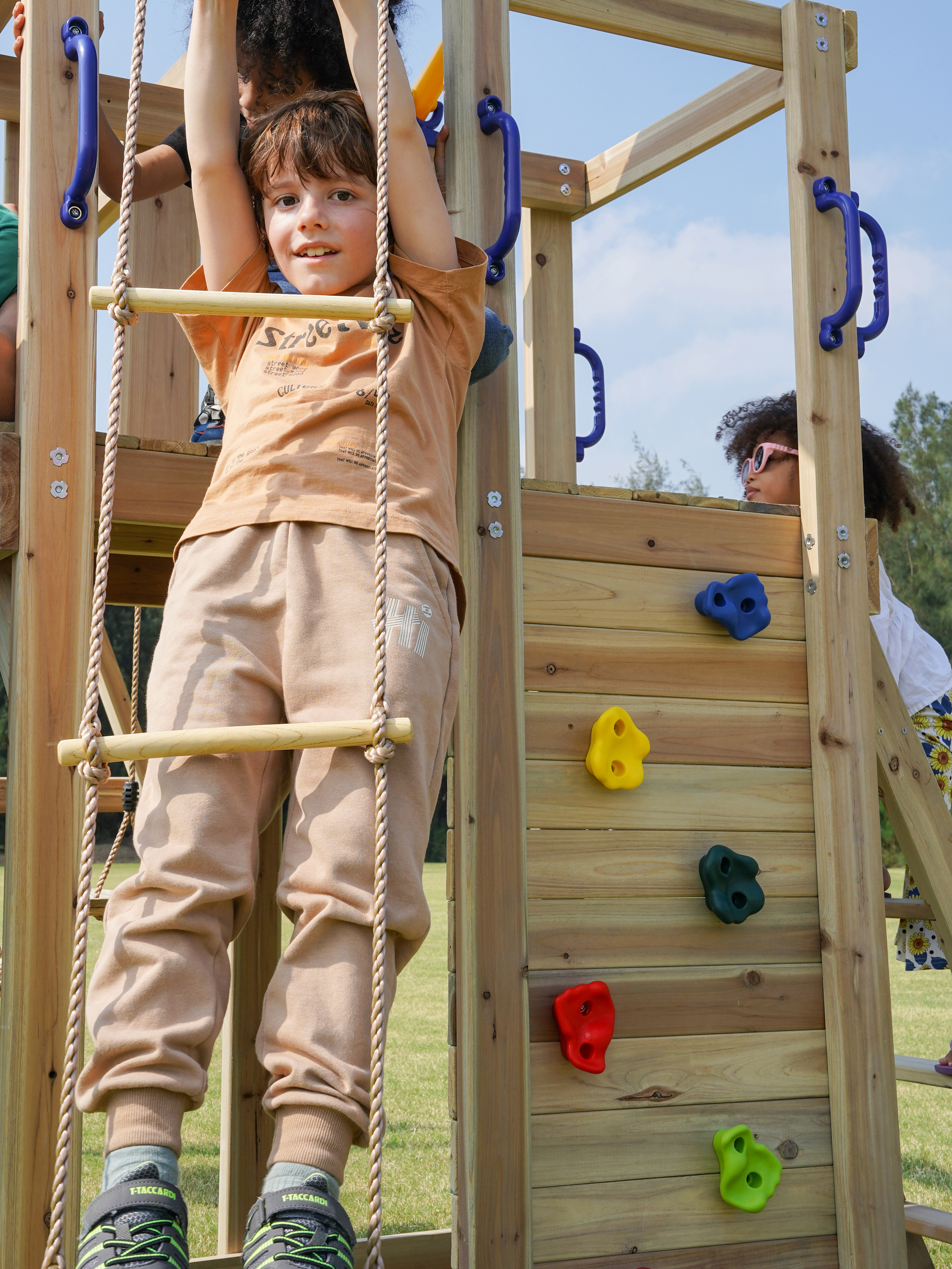 AXI Moos Aire de jeux avec balançoire double et échelle en corde marron - toboggan rouge