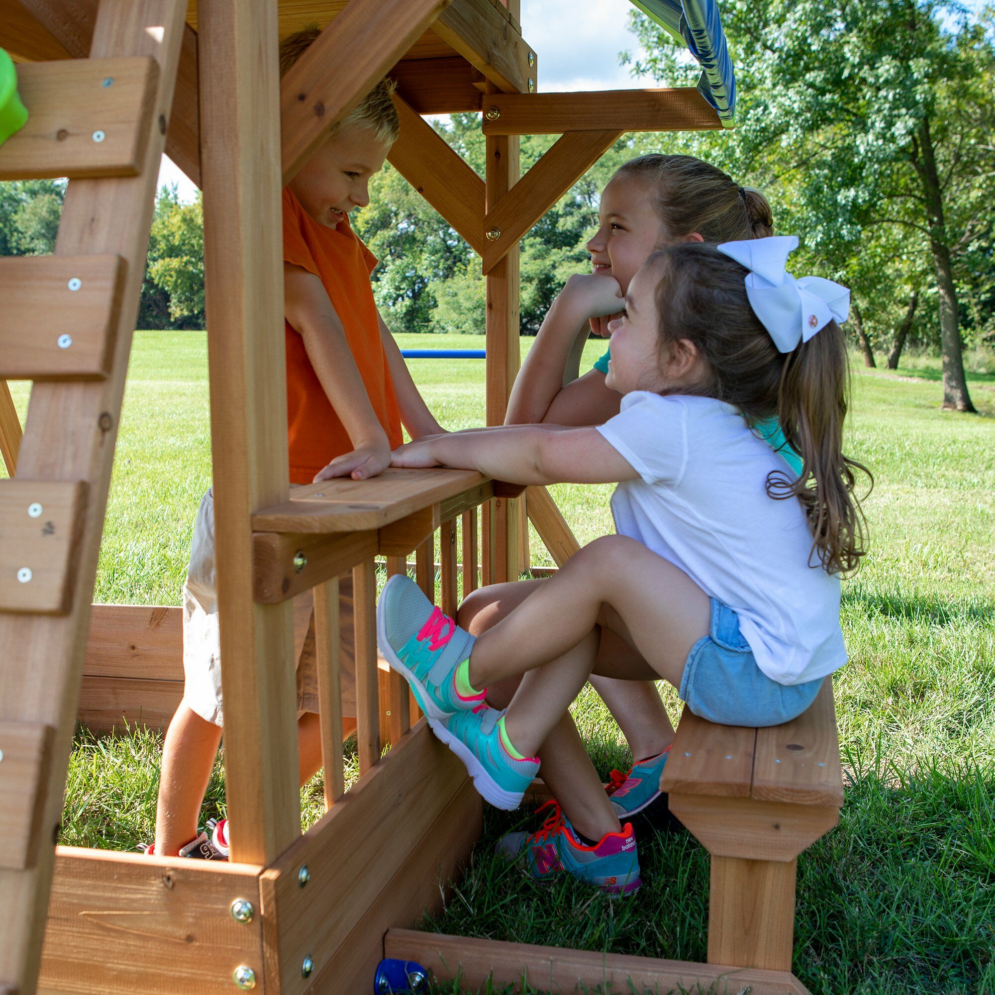 Backyard Discovery Northbrook Aire de jeux en Bois avec Balançoires et Toboggan