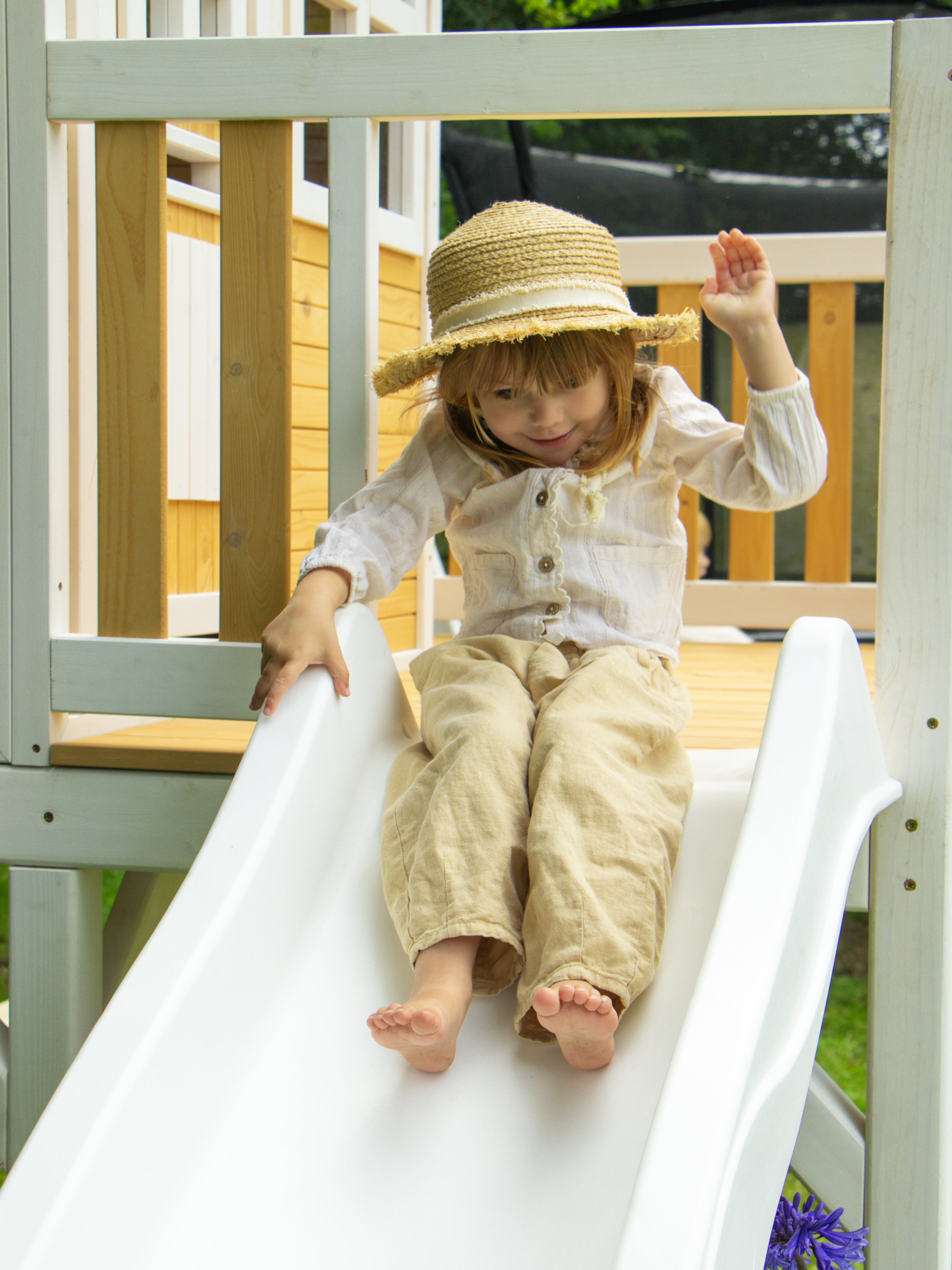 AXI Liam Maisonnette en bois Marron/Blanche avec Balançoire nid d'oiseau Summer - Toboggan Blanc