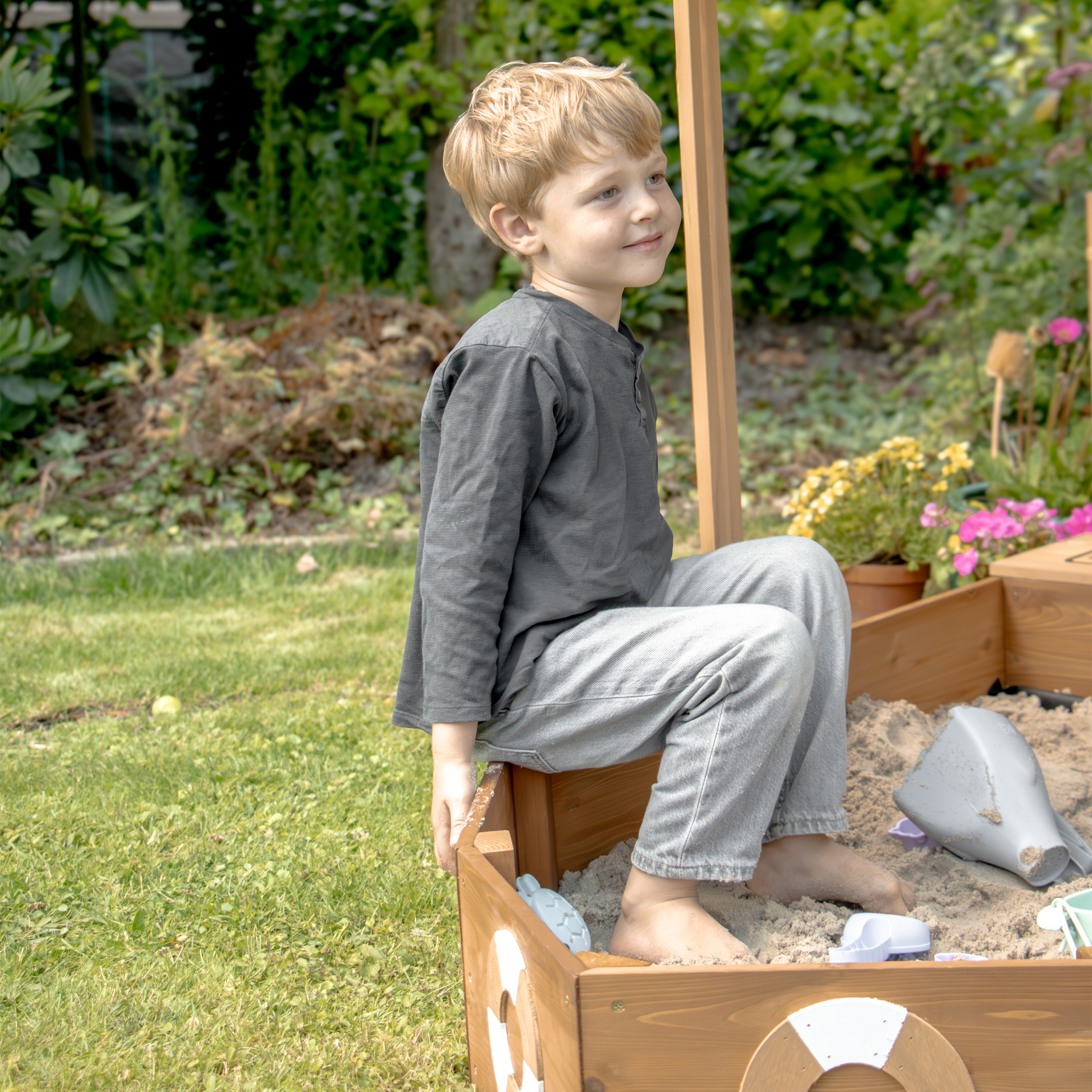AXI Dora Boat Sandbox with Play Kitchen and Roof 160 x 100 cm Brown/Anthracite
