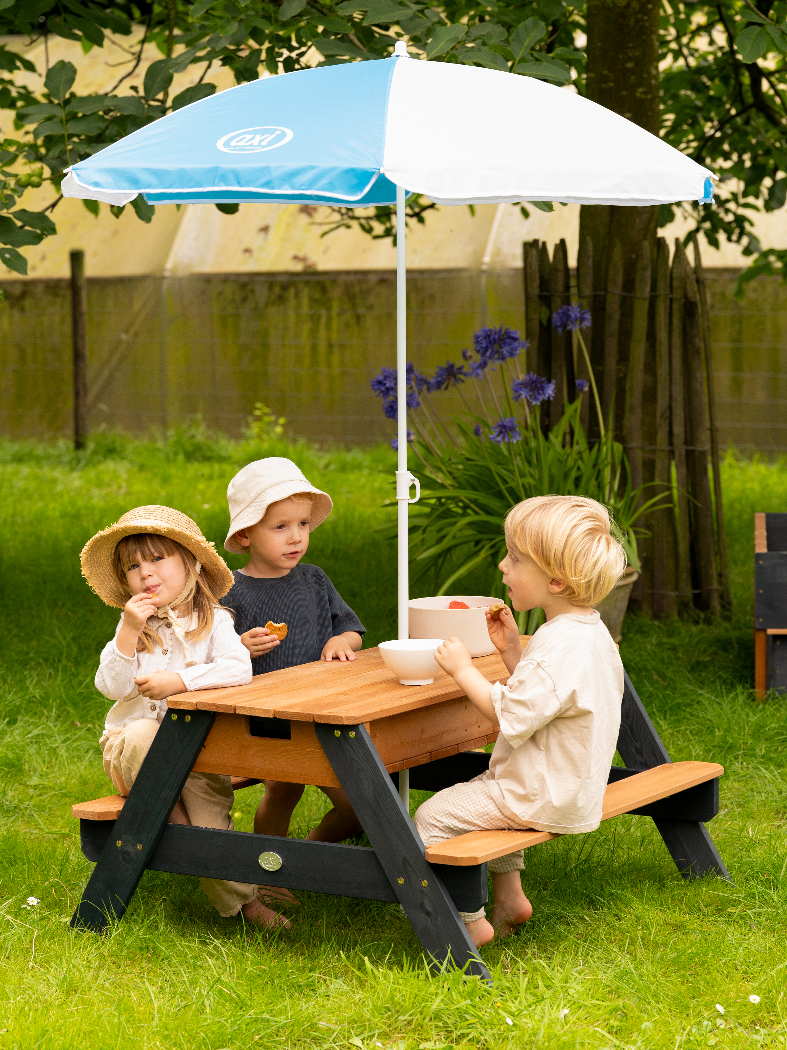 AXI Nick Table pique nique Sable et eau Anthracite/Marron - Parasol Bleu/Blanc