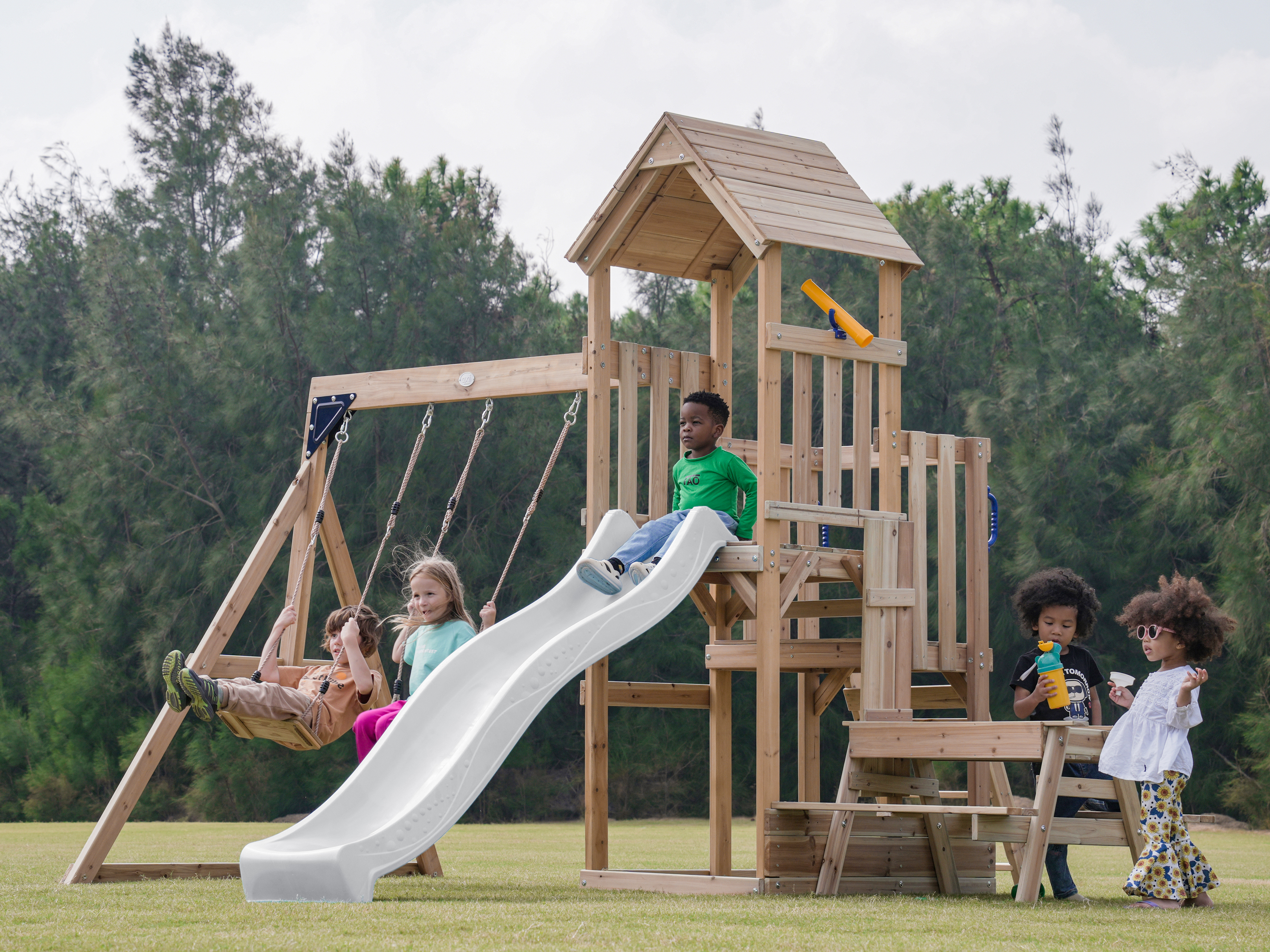 AXI Mette Aire de jeux avec balançoire double marron - blanc toboggan