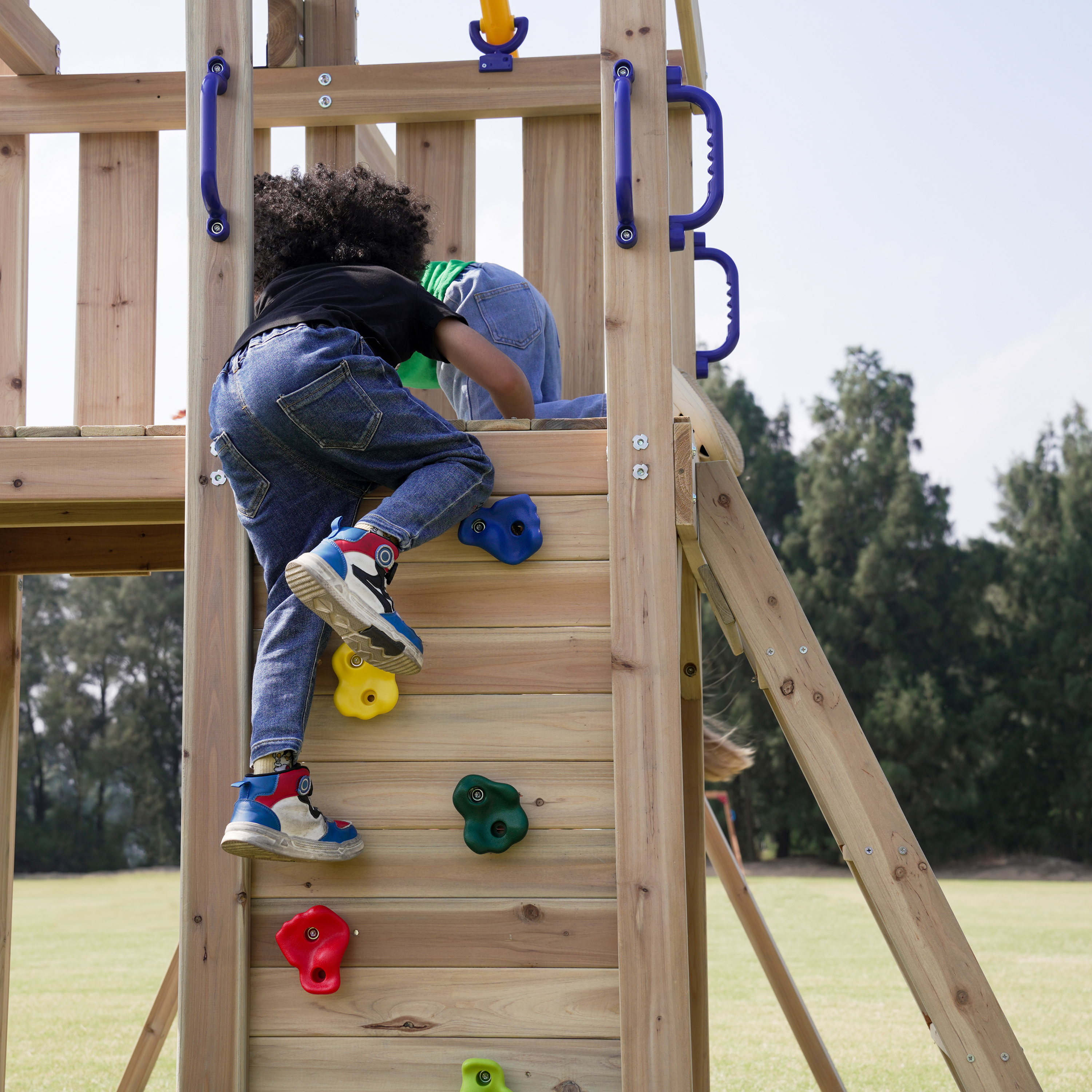 AXI Moos Aire de jeux avec balançoire double et échelle en corde marron - toboggan rouge