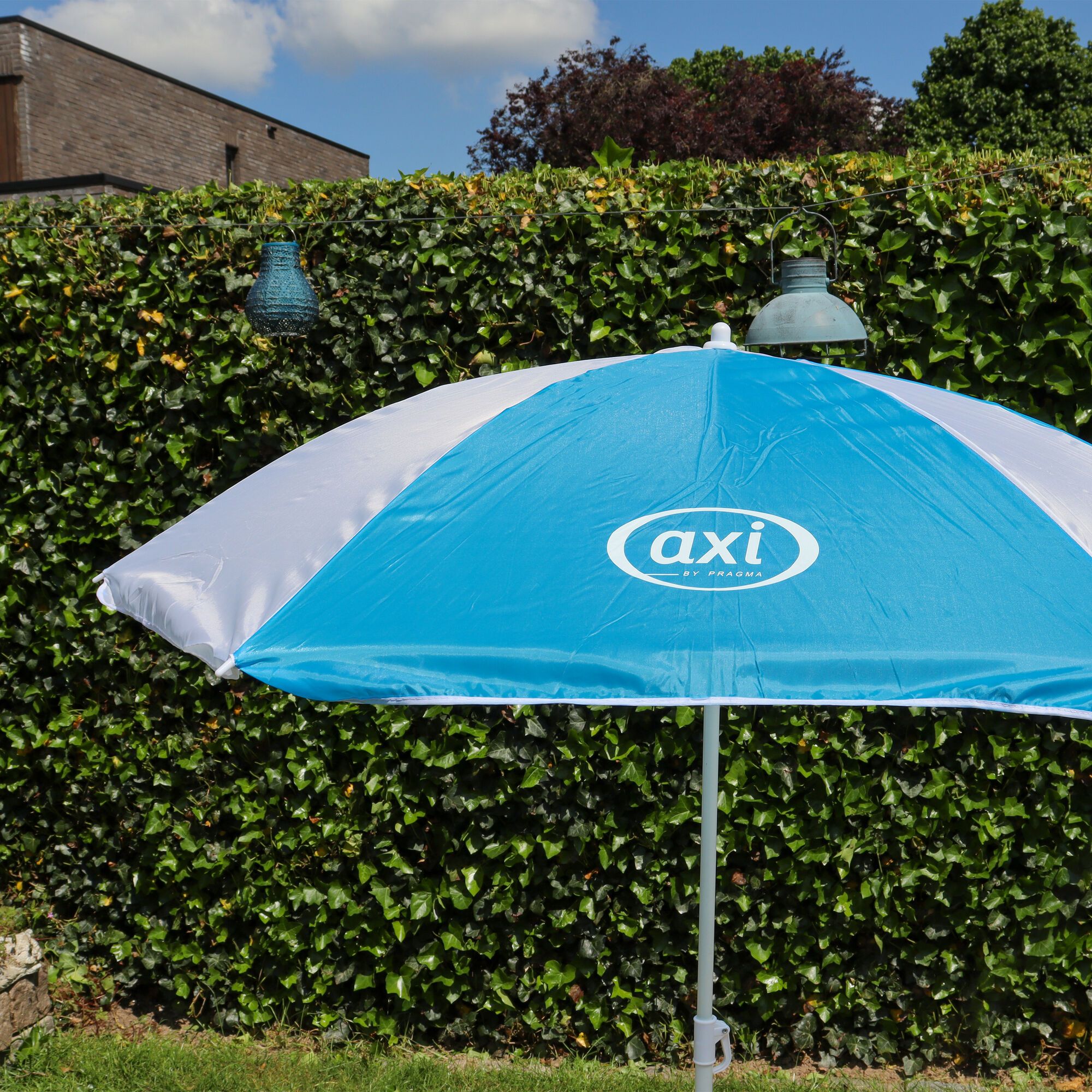 AXI Dennis Table de pique nique Sable et eau Anthracite/Marron avec évier de cuisine et bancs séparés Parasol Bleu/Blanc