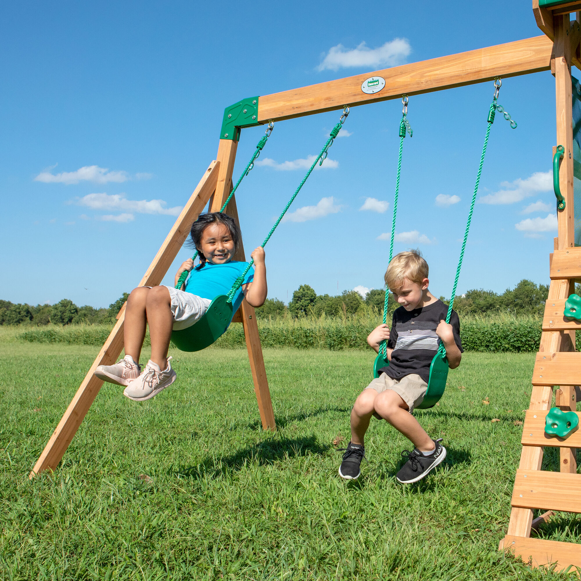 sfeerfoto Backyard Discovery Buckley Hill Speeltoren met Schommels en Glijbaan