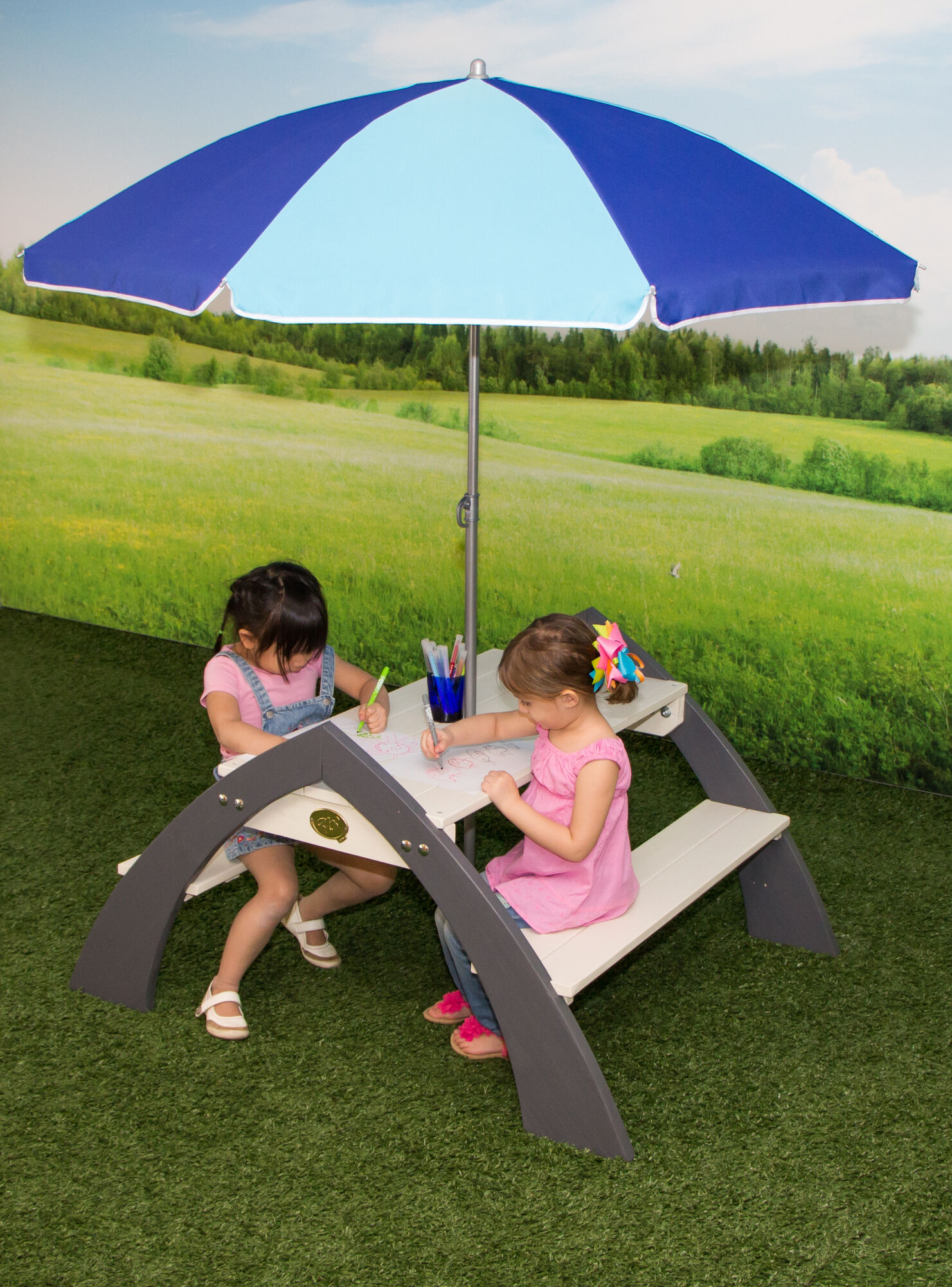 sfeerfoto AXI Kylo XL Picknicktafel Grijs/wit - Parasol Blauw