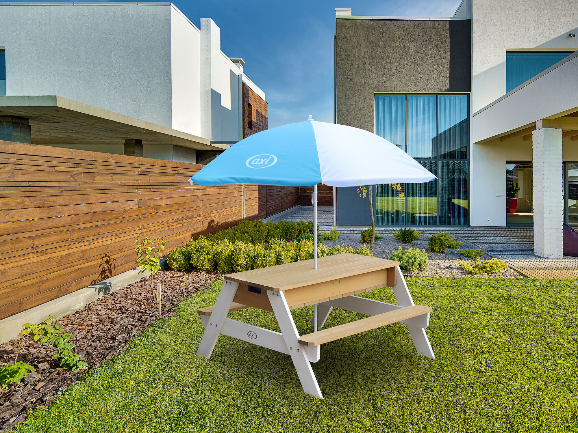 sfeerfoto AXI Nick Zand & Water Picknicktafel Bruin/wit - Incl. hoogte verstelbare Parasol - FSC 100% Hout