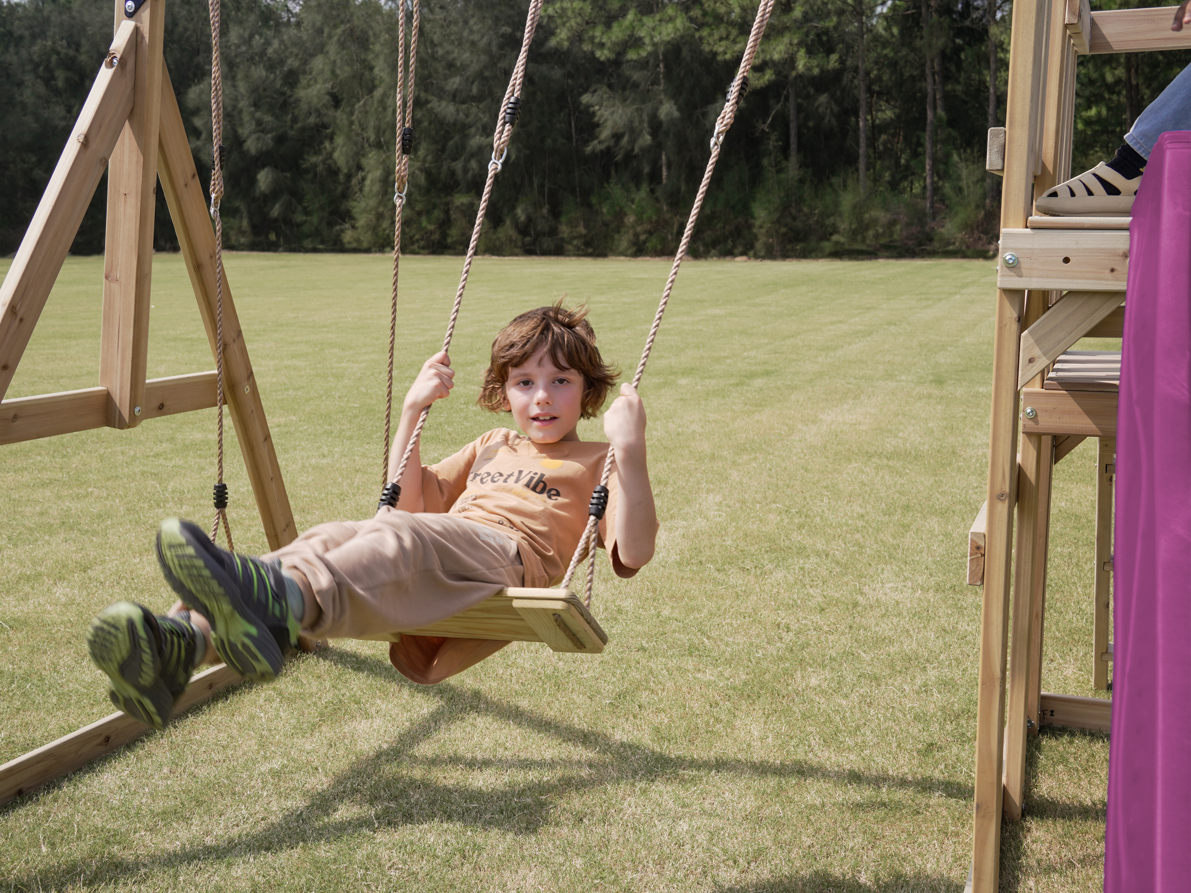 AXI Mette Aire de jeux avec balançoire double marron - violet toboggan