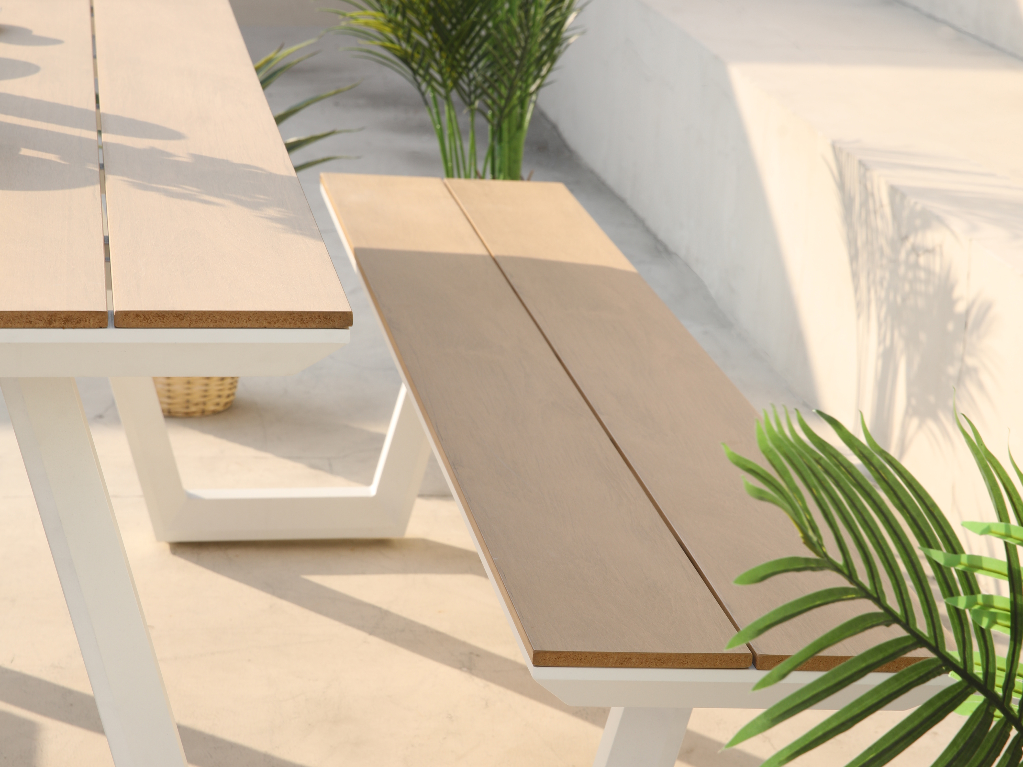AXI Nori Table de pique-nique avec 2 bancs Blanc - Polywood aspect teck