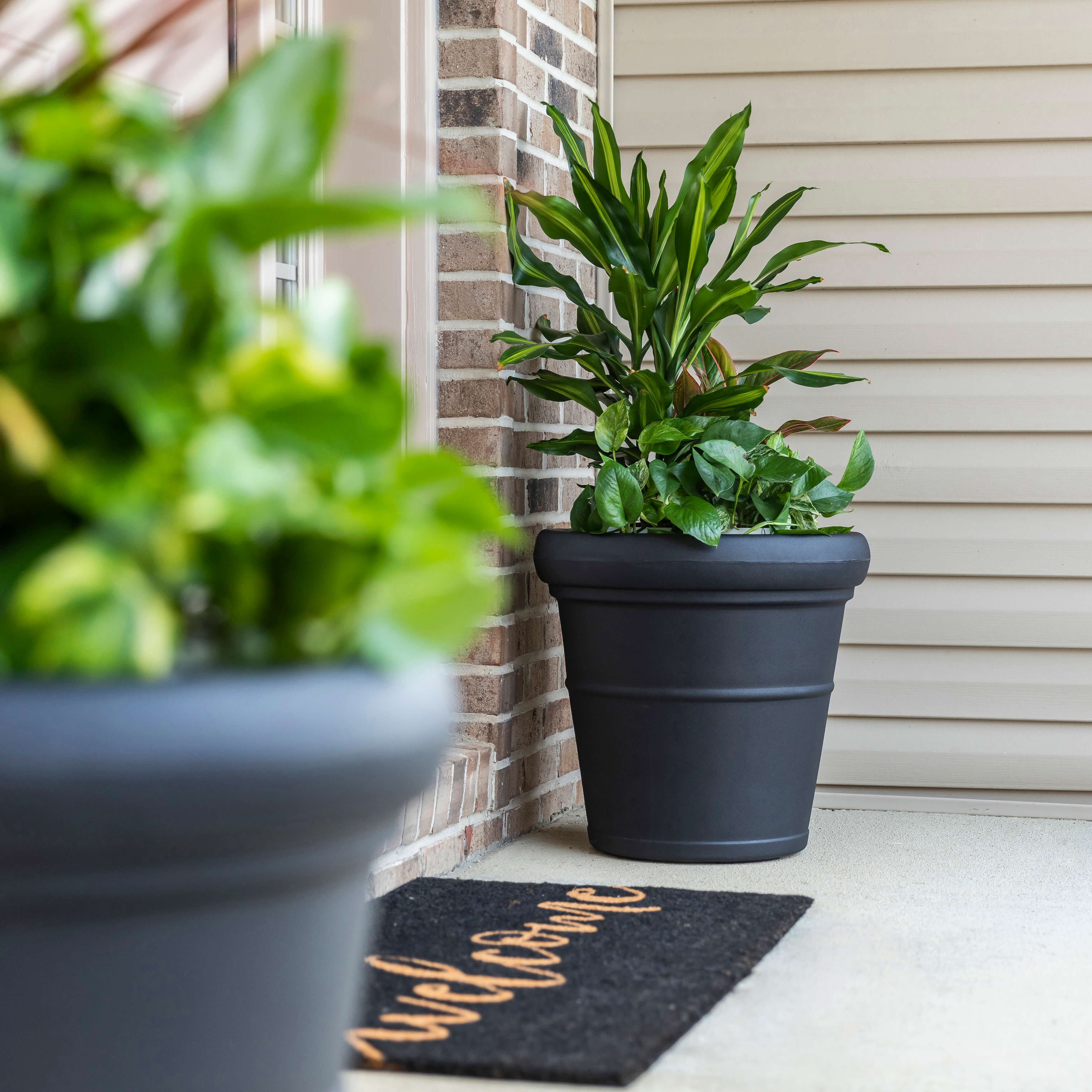 Step2 Claremont Flower Pot - Onyx Black