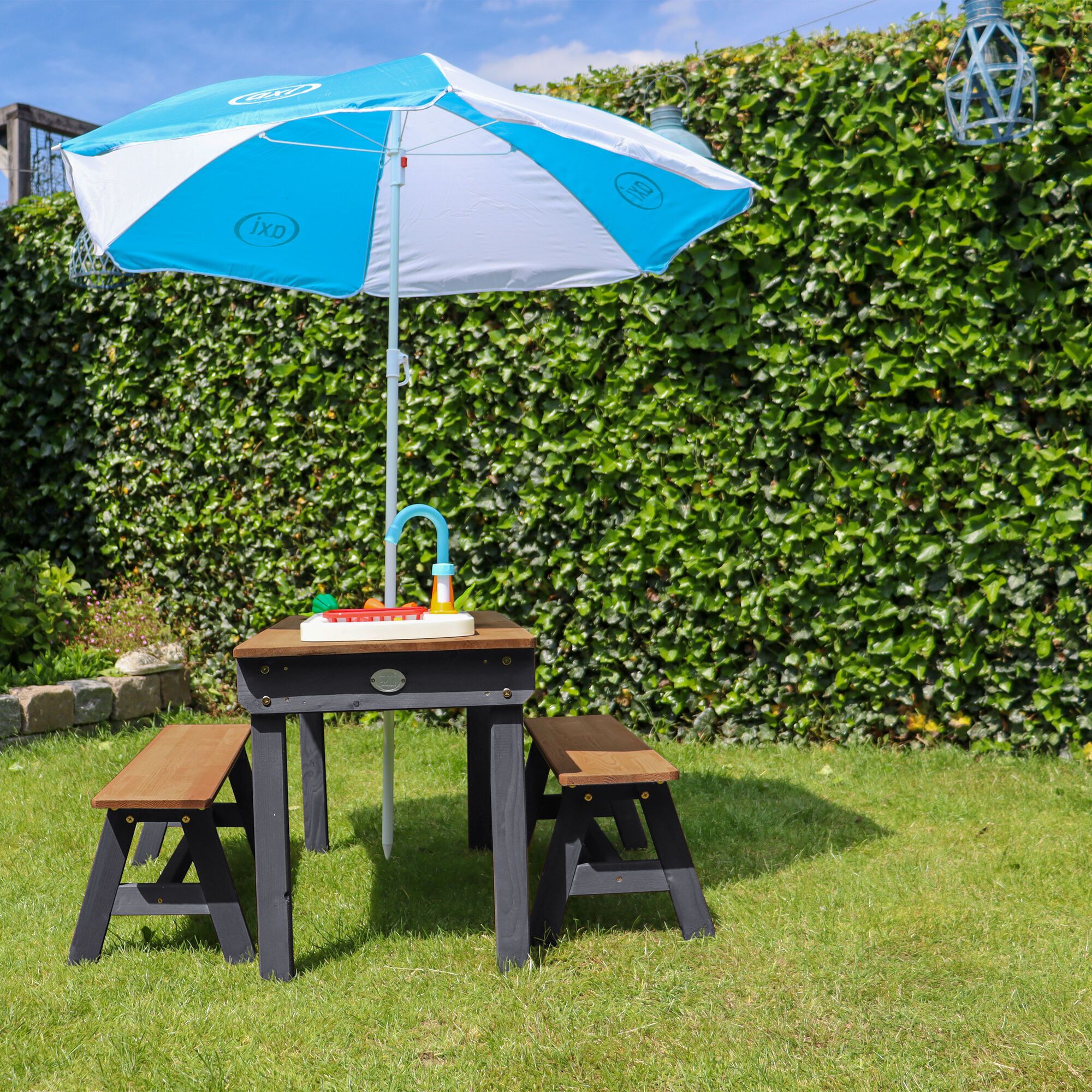 AXI Dennis Table de pique nique Sable et eau Anthracite/Marron avec évier de cuisine et bancs séparés Parasol Bleu/Blanc