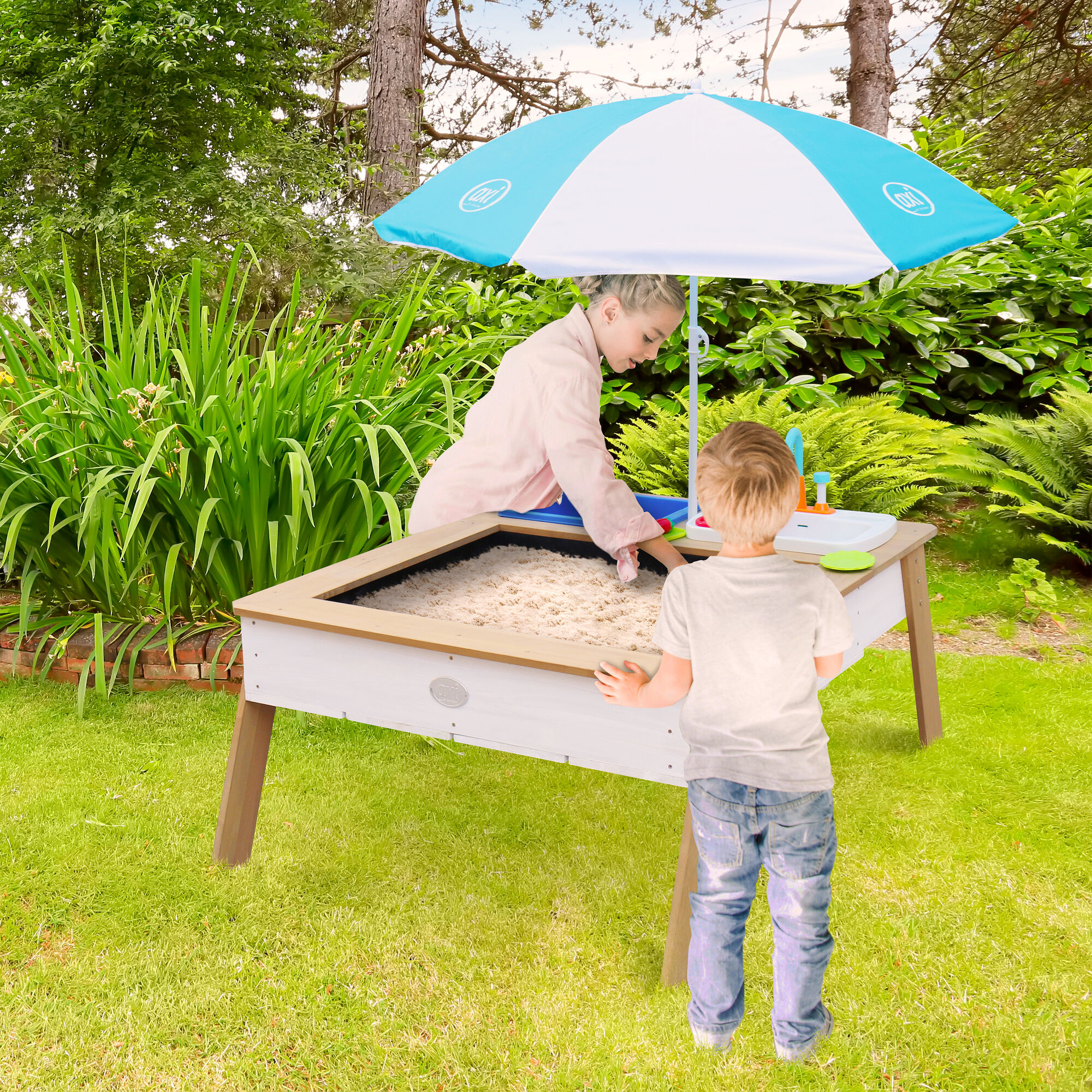 sfeerfoto AXI Linda Zand & Water Tafel met Speelkeuken wastafel Bruin/wit - Parasol Blauw/wit