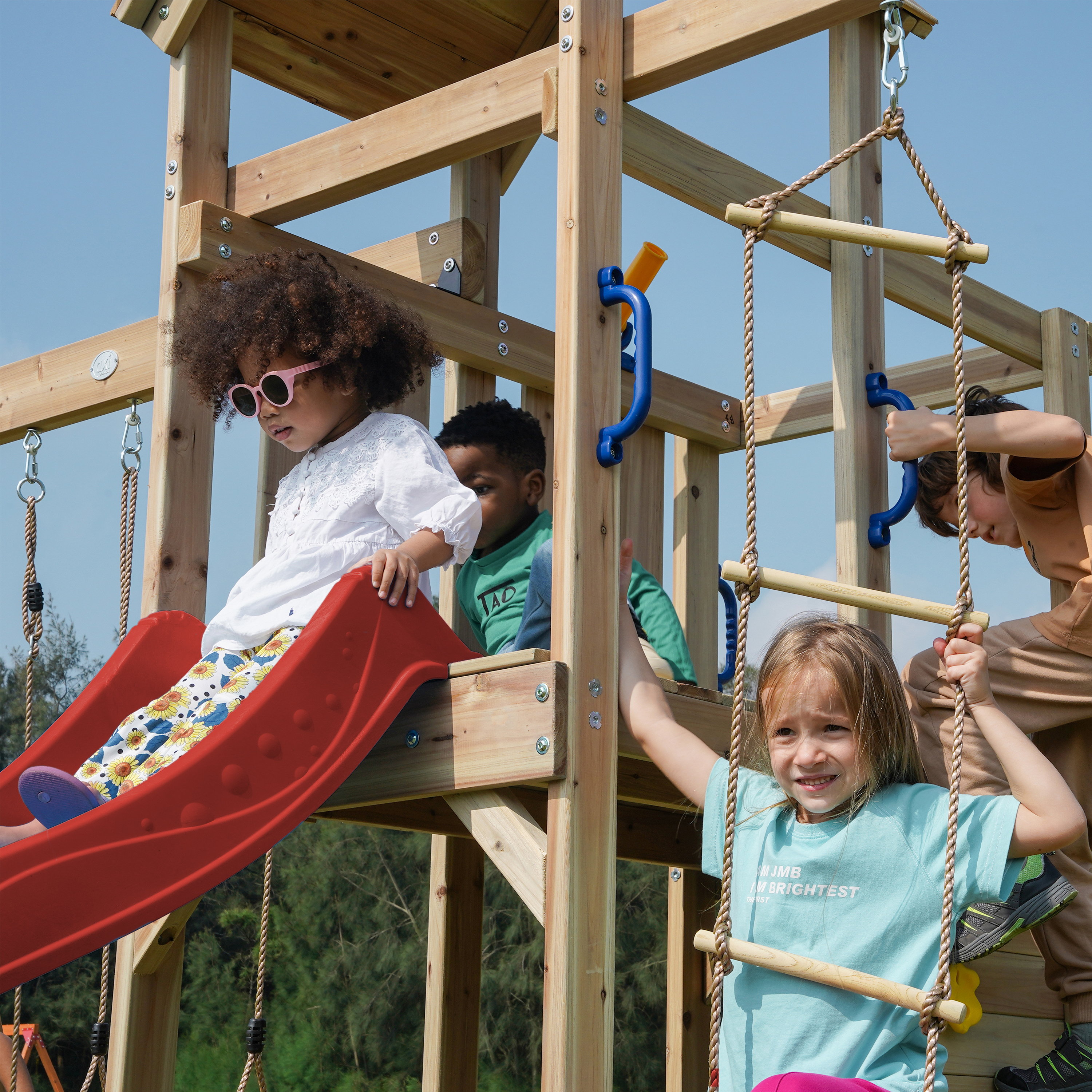 AXI Moos Aire de jeux avec balançoire double et échelle en corde marron - toboggan rouge