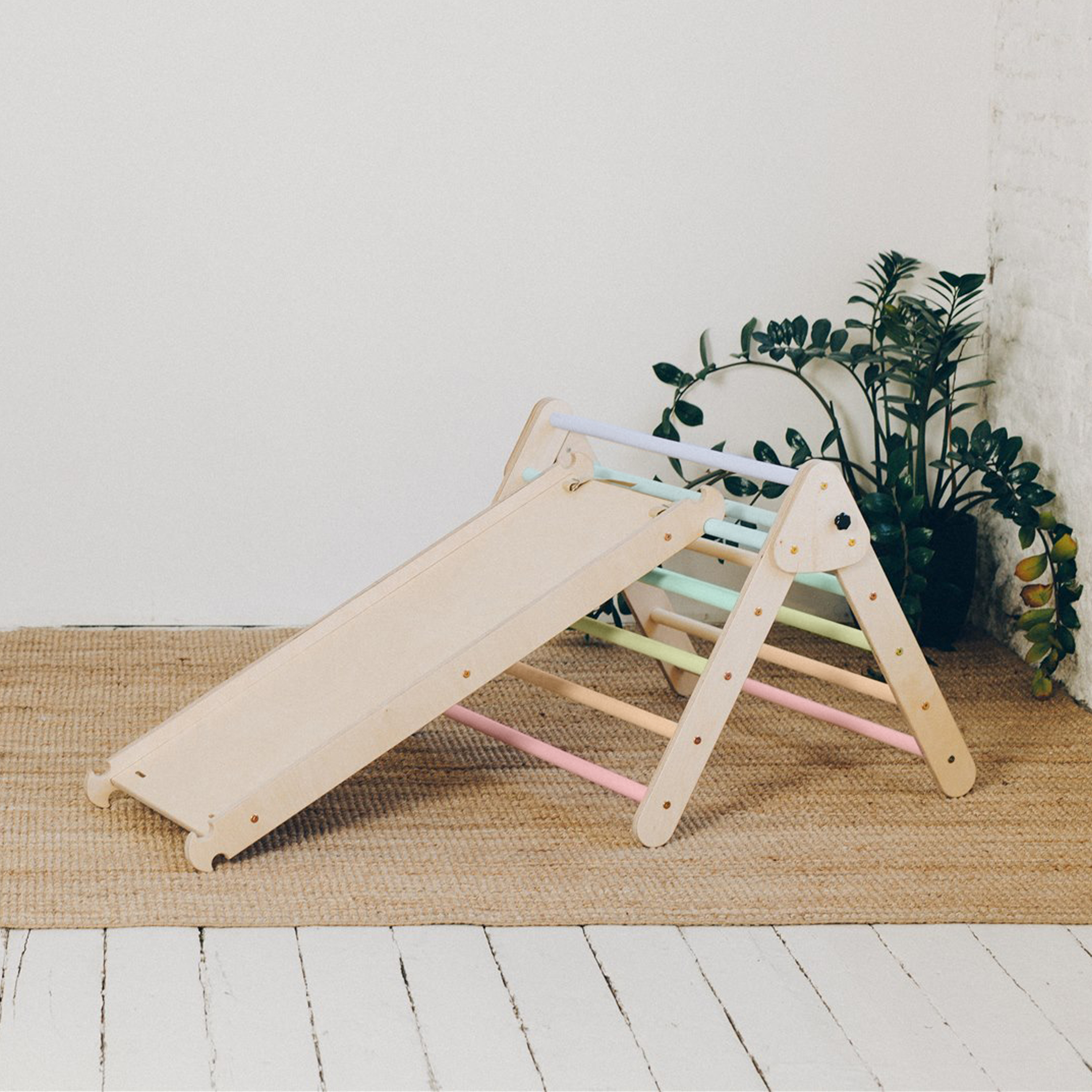 KateHaa Triangle de Pikler en bois avec mur d’escalade Pastel