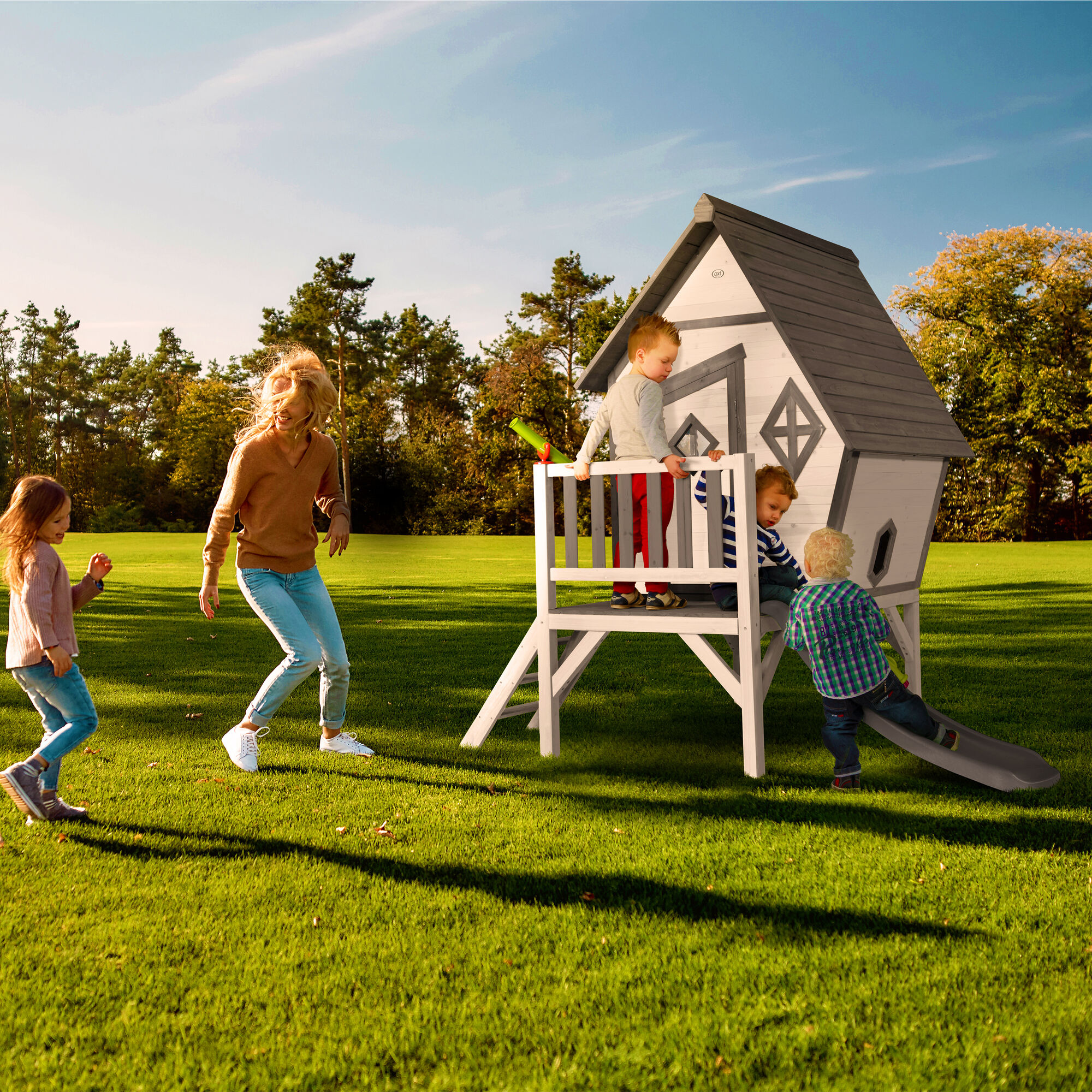 sfeerfoto AXI Cabin XL Speelhuis Grijs/wit - Grijze Glijbaan