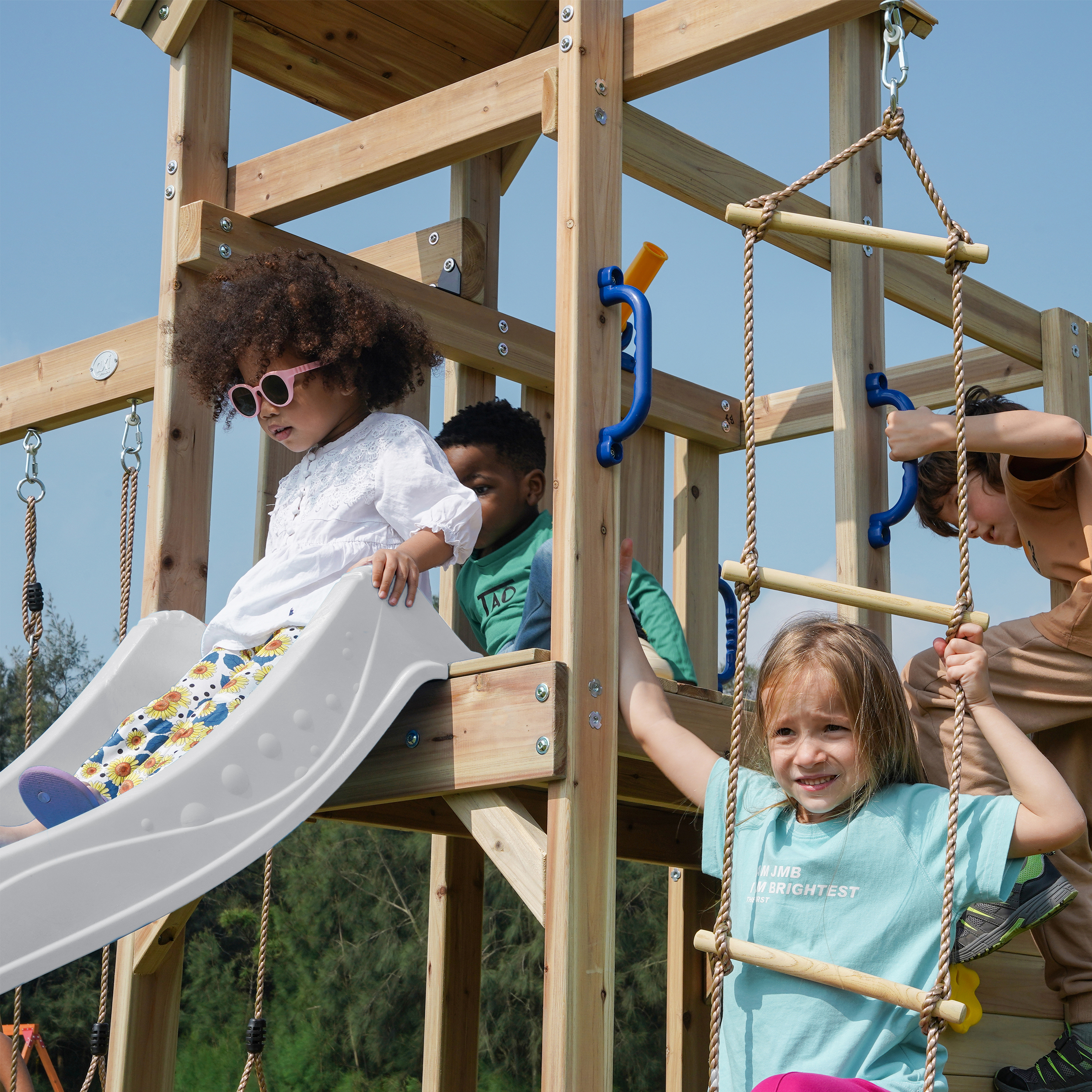 AXI Aire de jeux Moos avec balançoire double et échelle de corde marron - toboggan blanc