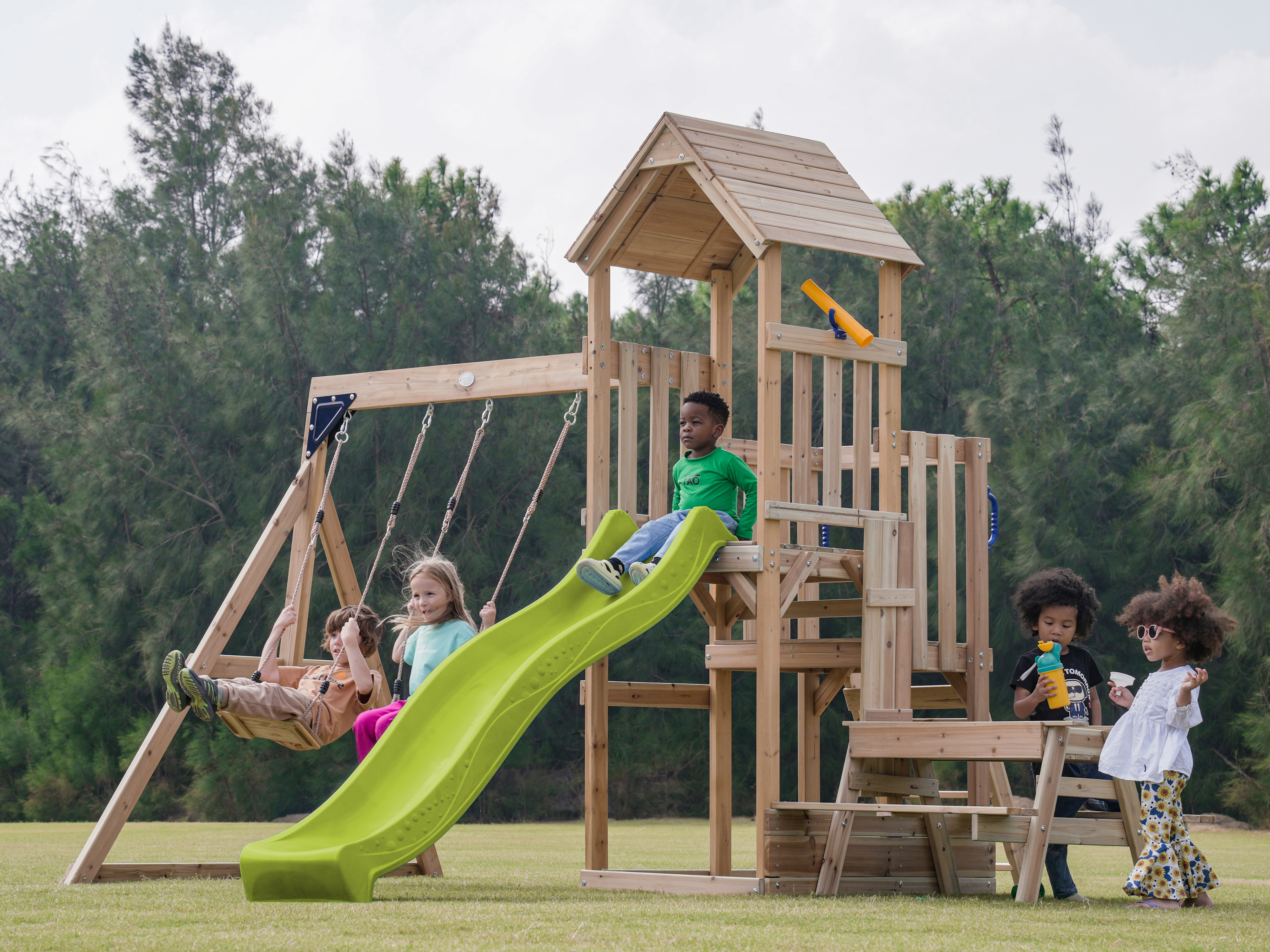 AXI Mette aire de jeux avec double balançoire marron - toboggan vert citron