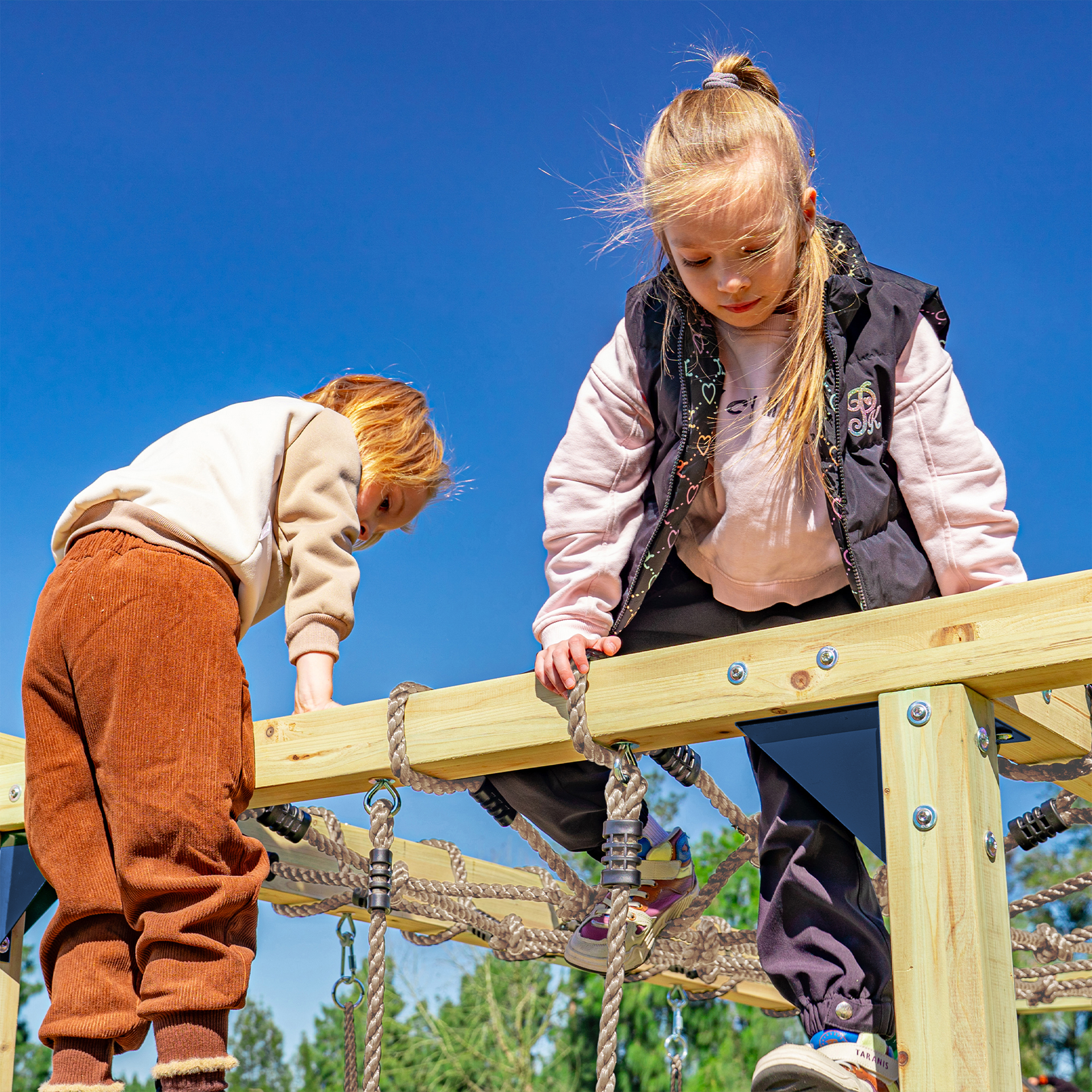 AXI Boris Wooden Playcentre with Swings, Trapeze, Climbing Nets and Monkey Bars – White Slide