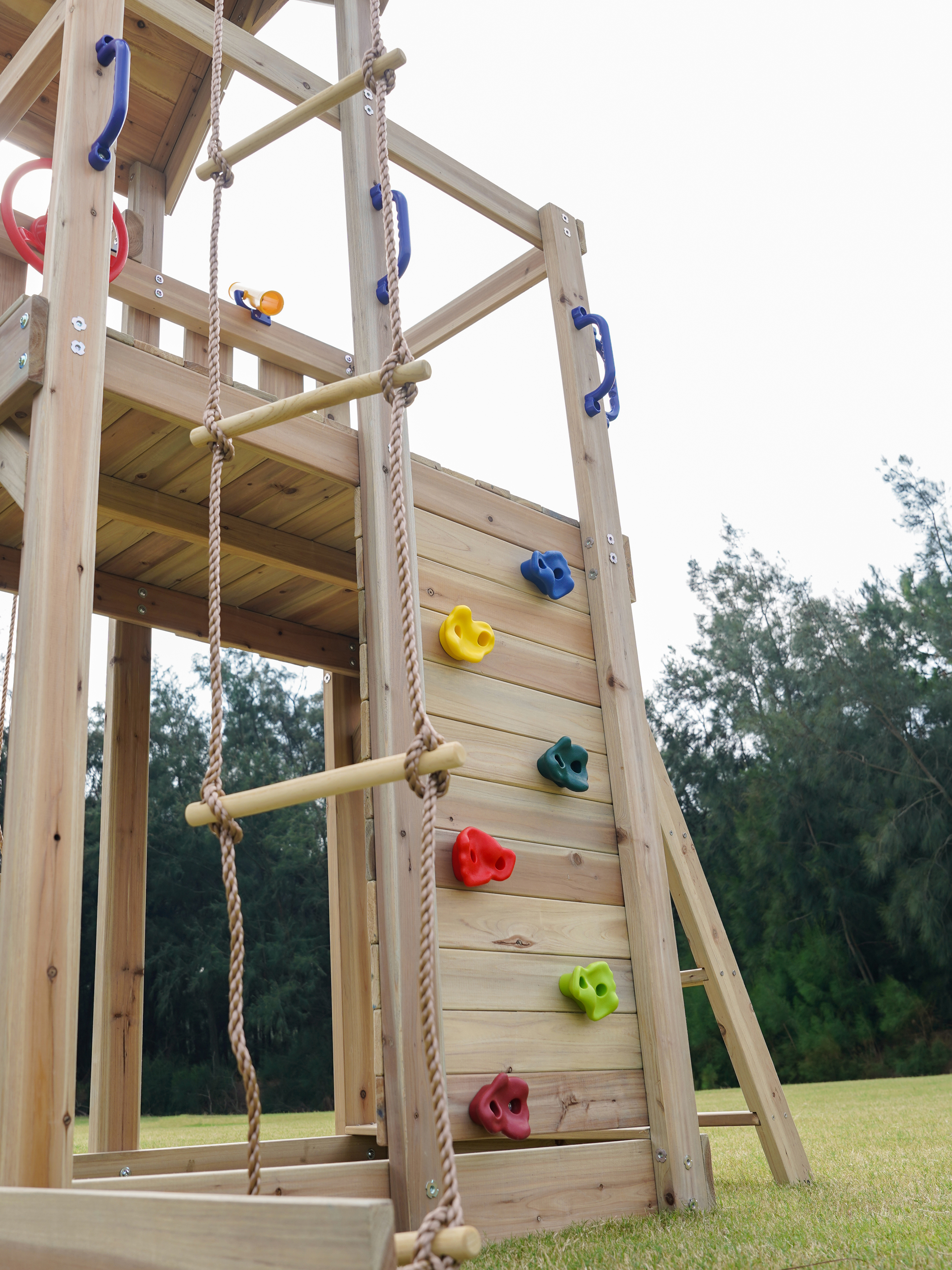 AXI Moos Aire de jeux avec balançoire double et échelle en corde marron - toboggan rouge