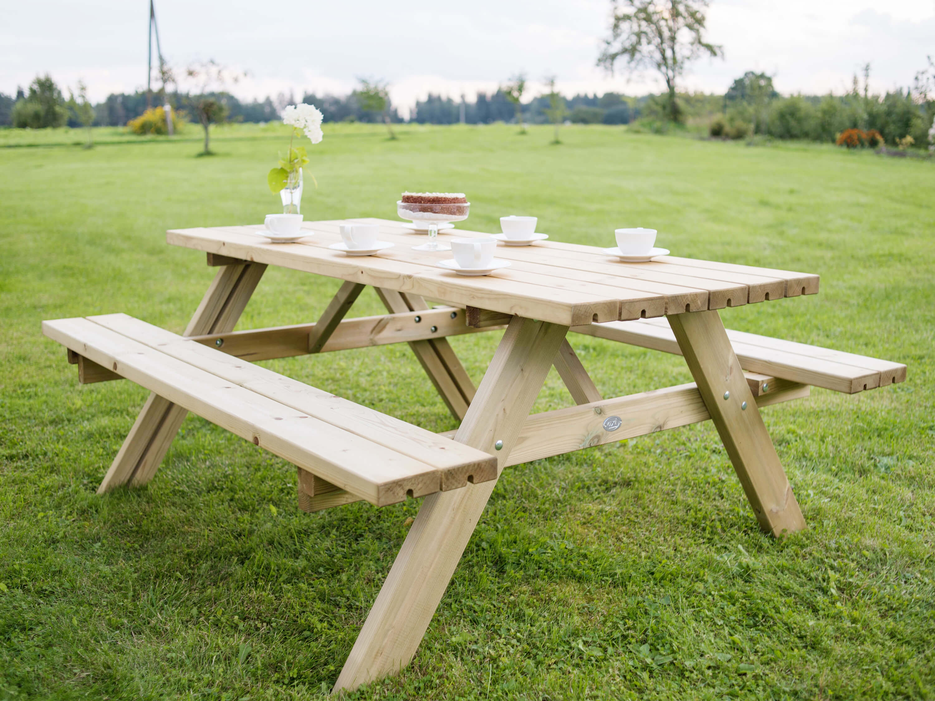AXI Julie Table pique-nique en bois Naturel 177 x 154 cm 