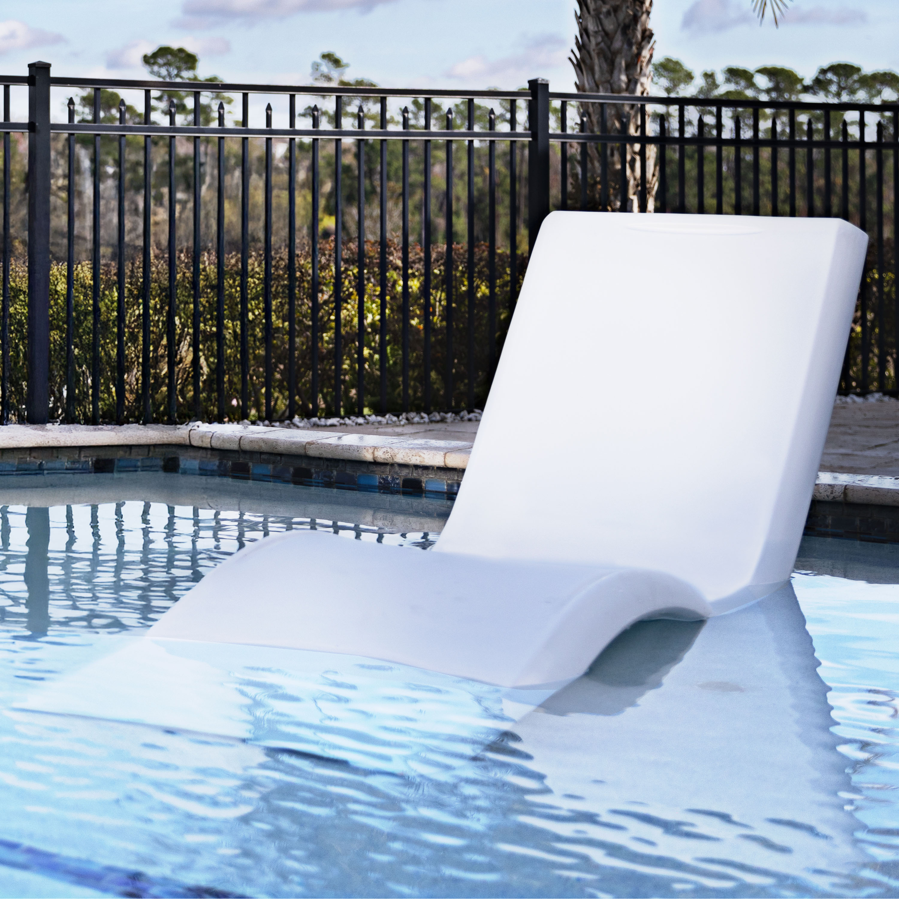 Step2 Vero Pool Lounger White