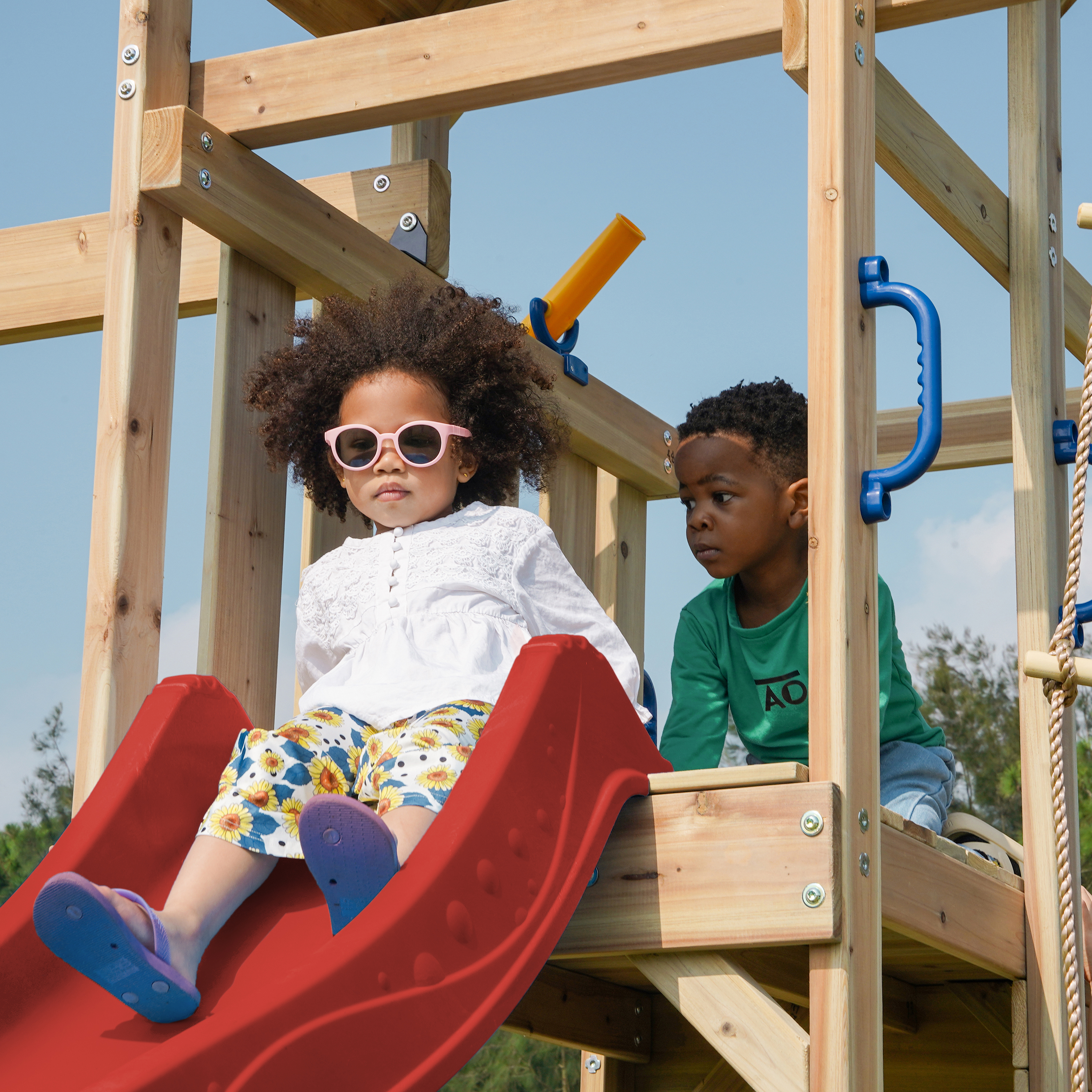 AXI Moos Aire de jeux avec balançoire double et échelle en corde marron - toboggan rouge