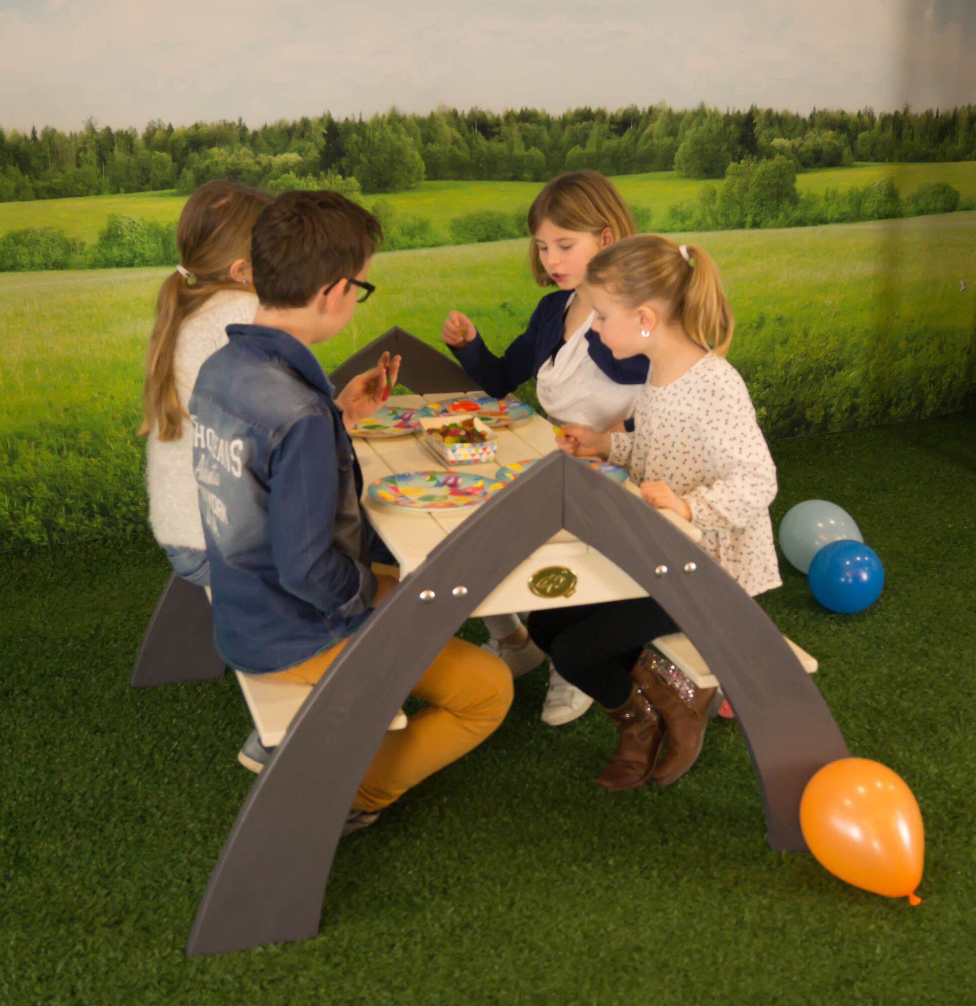 sfeerfoto AXI Kylo XL Picknicktafel Grijs/wit - Parasol Blauw