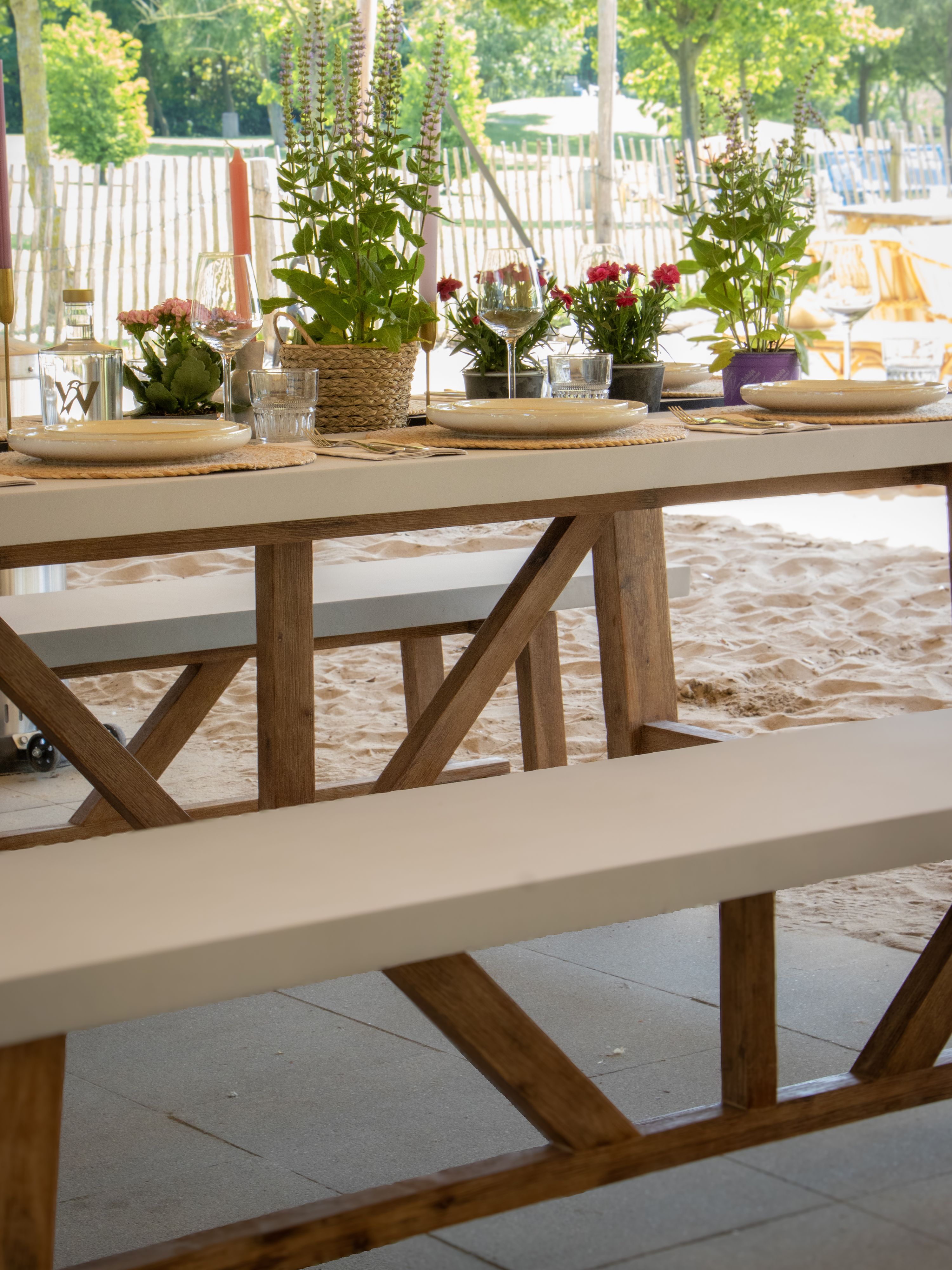 AXI Aaron Garden Set with 2 benches – Acacia wood / Limestone-look