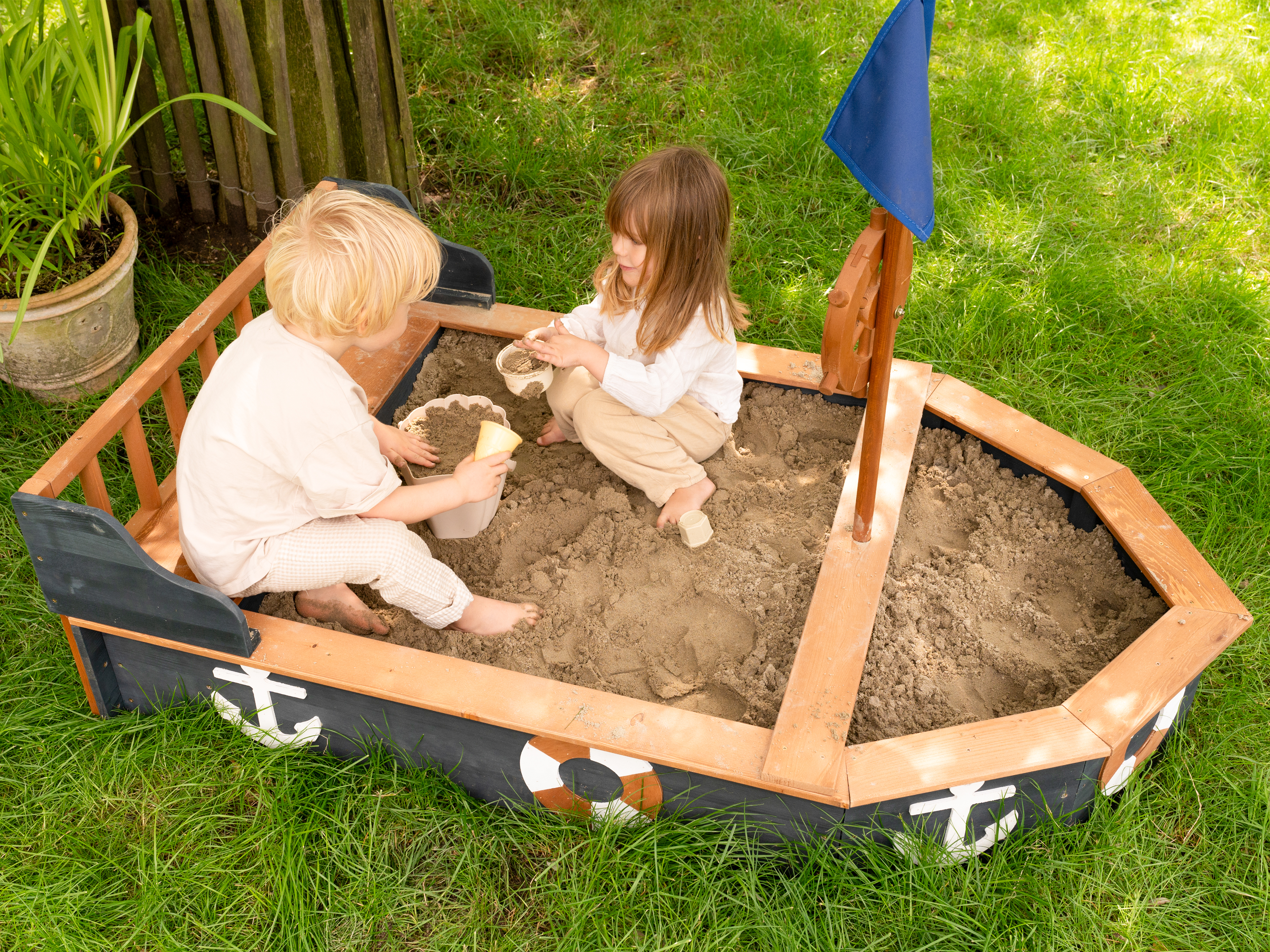 AXI Doris Boat Sandbox with storage bench - 153 x 90 x 100 cm - Anthracite/Brown