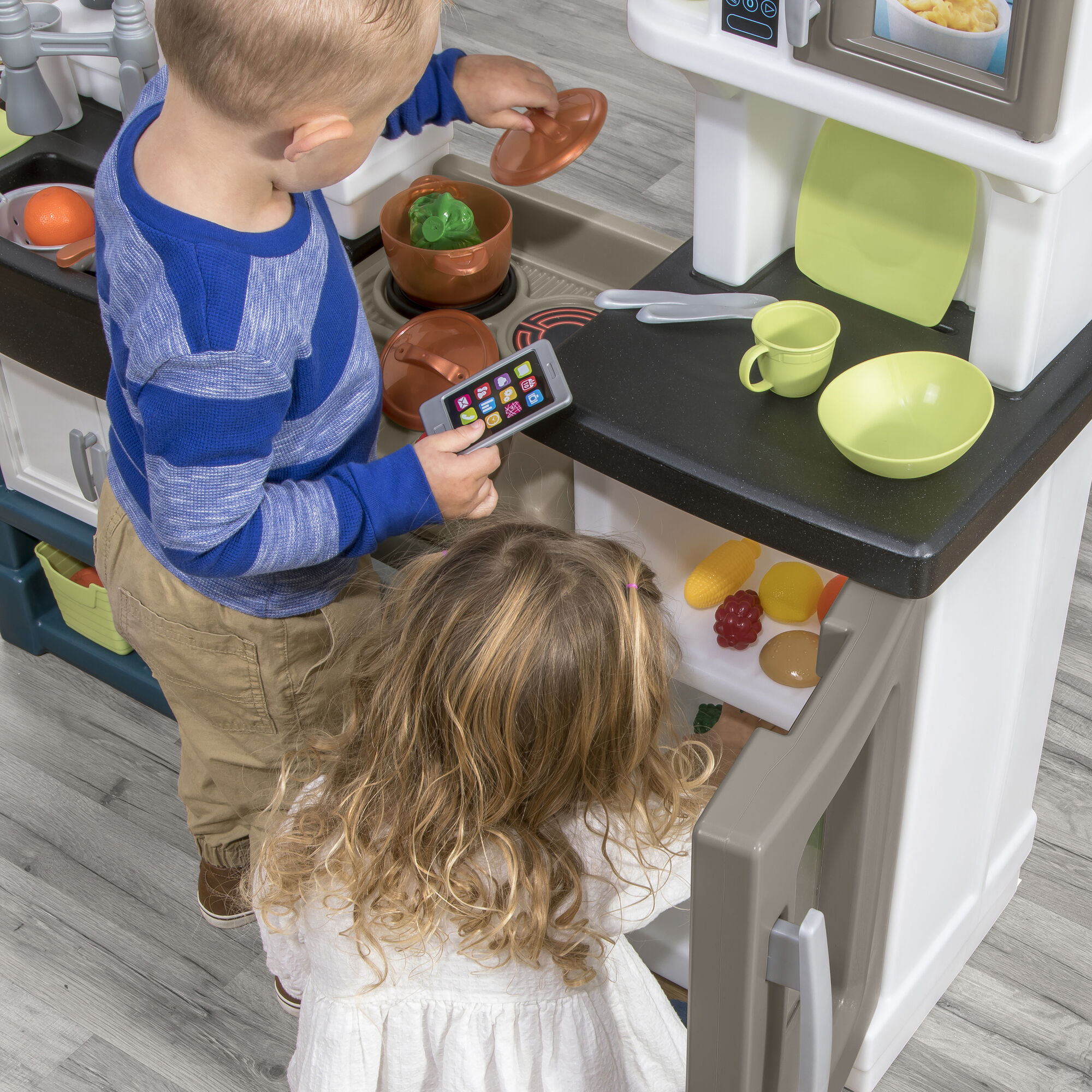 step2 speelkeuken met kinderen en speeltelefoon